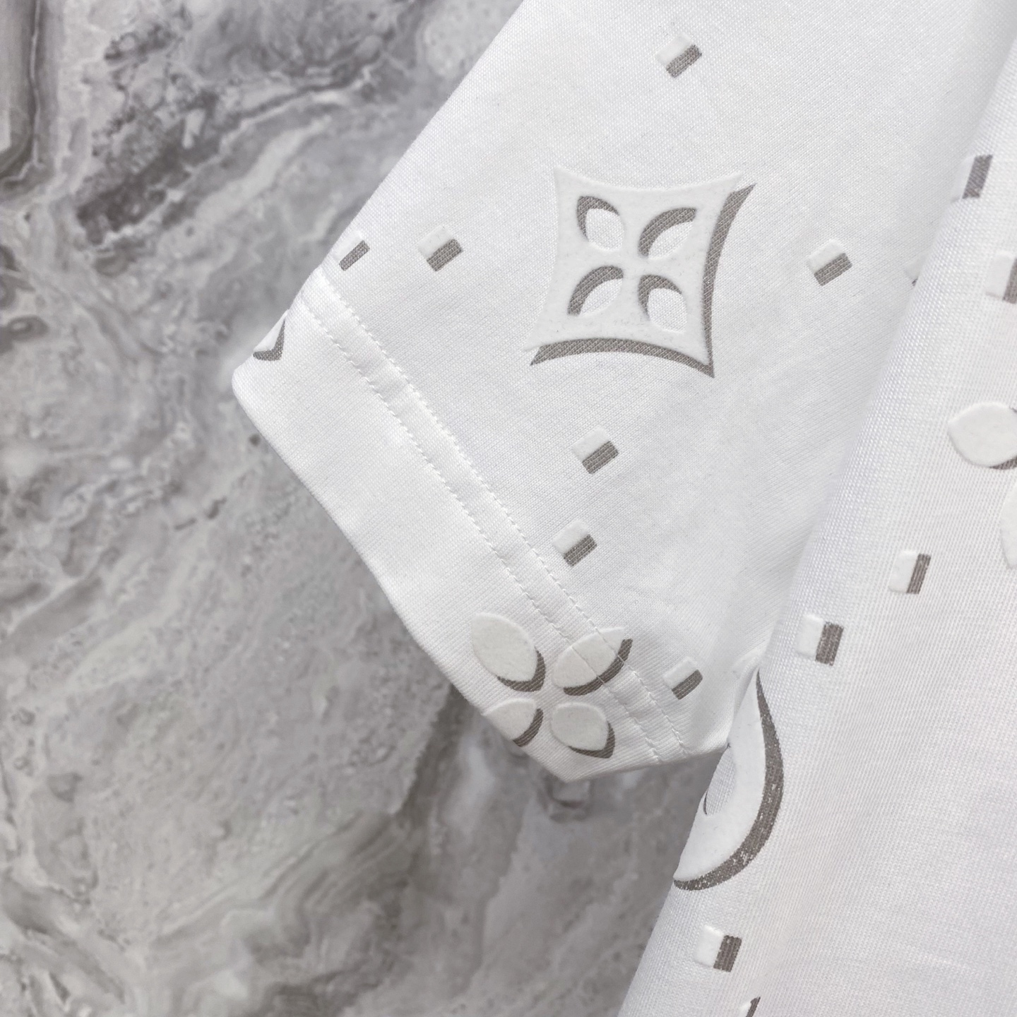 LV 2026ss 春夏新款首发专柜最新款短袖圆领T恤 高端订制 设计前卫时尚！品牌logo重工艺设计 