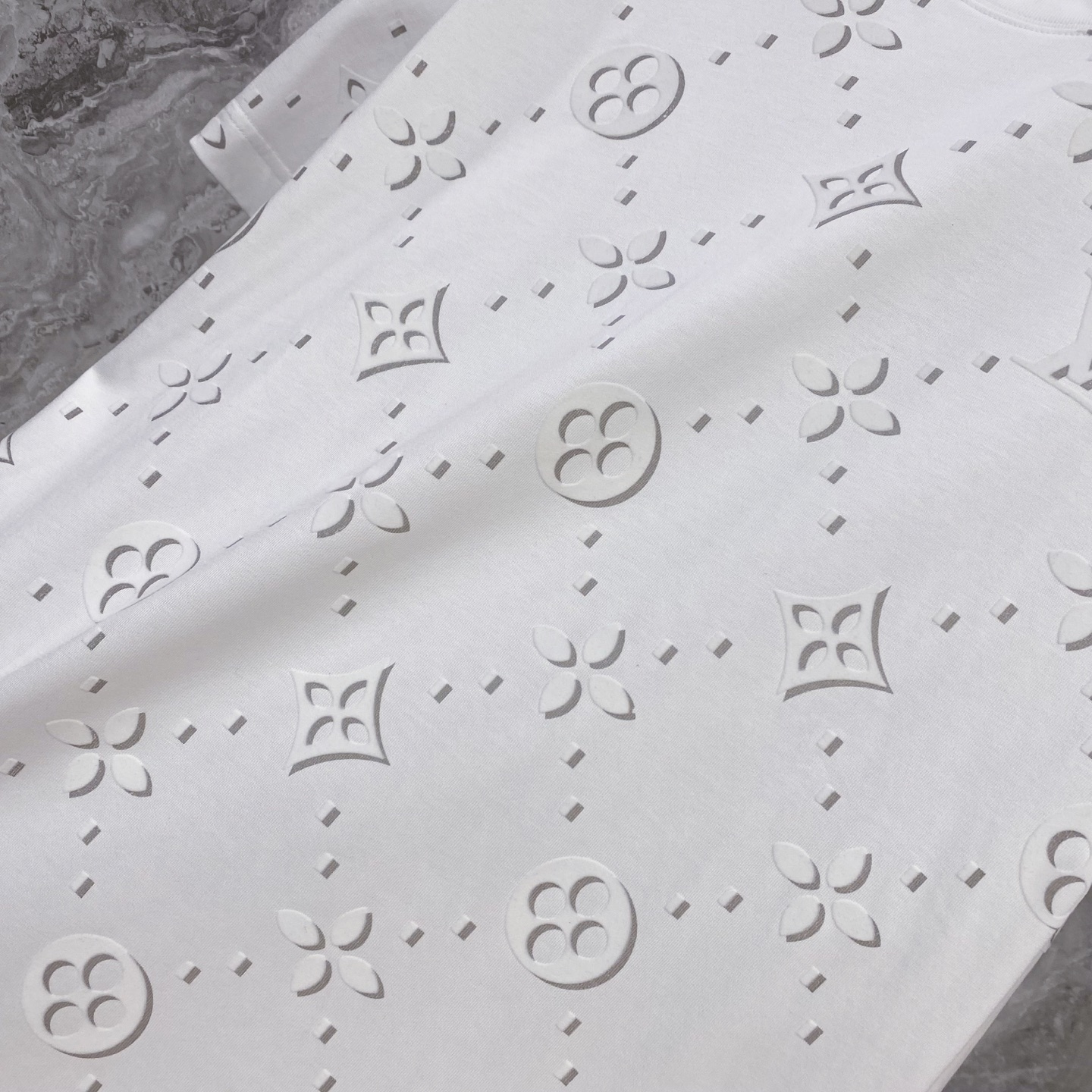 LV 2026ss 春夏新款首发专柜最新款短袖圆领T恤 高端订制 设计前卫时尚！品牌logo重工艺设计 