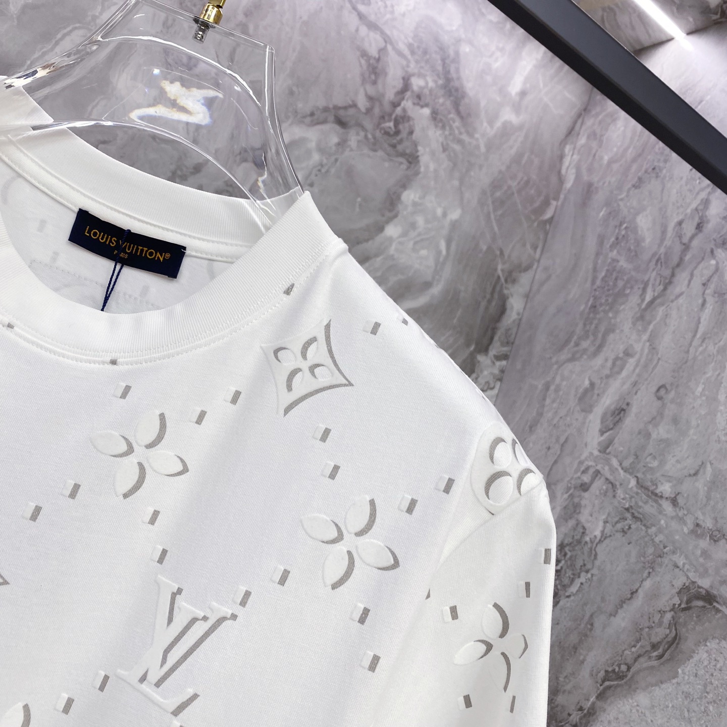 LV 2026ss 春夏新款首发专柜最新款短袖圆领T恤 高端订制 设计前卫时尚！品牌logo重工艺设计 