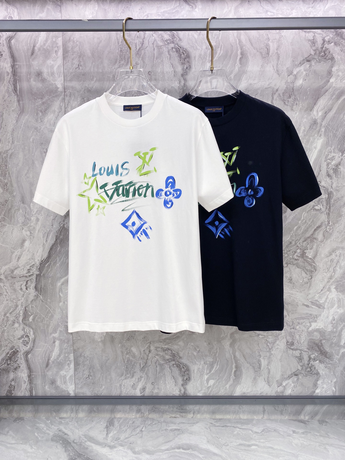 LV 2026ss 春夏新款首发专柜最新款短袖圆领T恤 高端订制 设计前卫时尚！品牌logo重工艺设计 