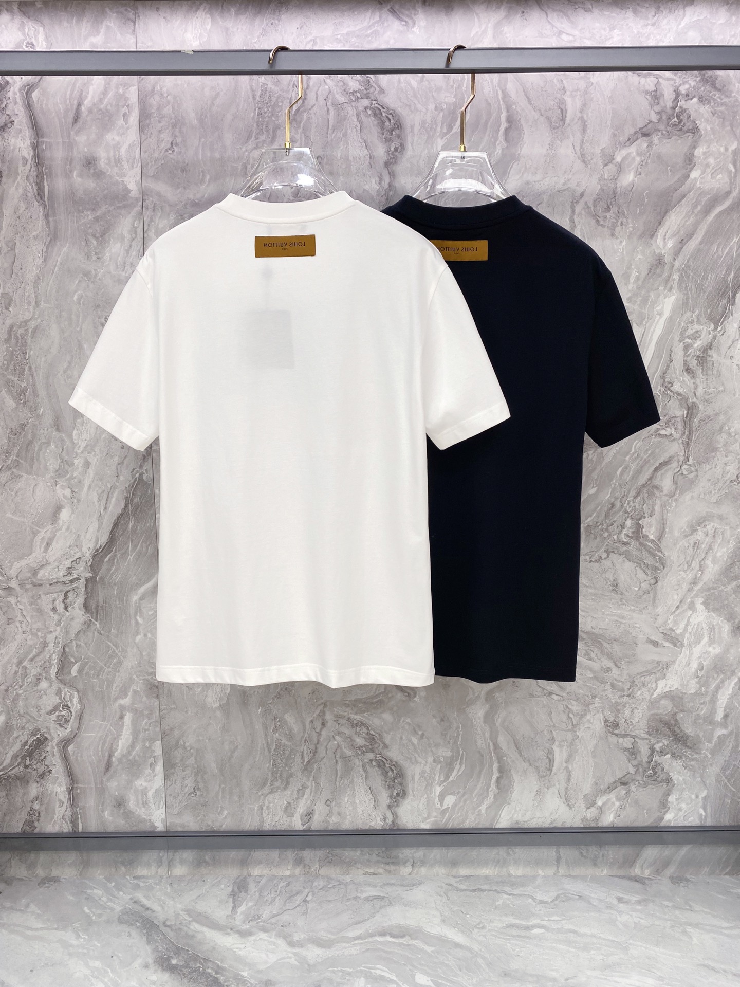 LV 2026ss 春夏新款首发专柜最新款短袖圆领T恤 高端订制 设计前卫时尚！品牌logo重工艺设计 