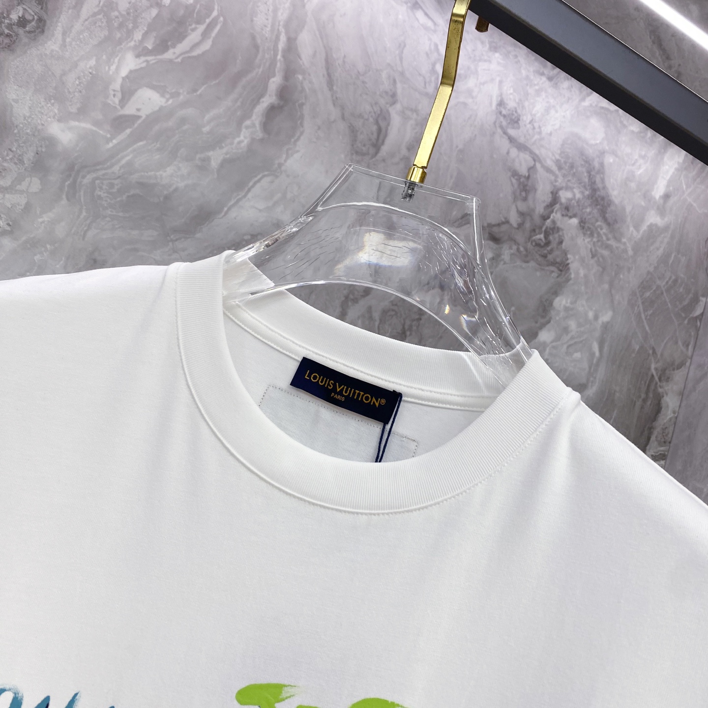LV 2026ss 春夏新款首发专柜最新款短袖圆领T恤 高端订制 设计前卫时尚！品牌logo重工艺设计 
