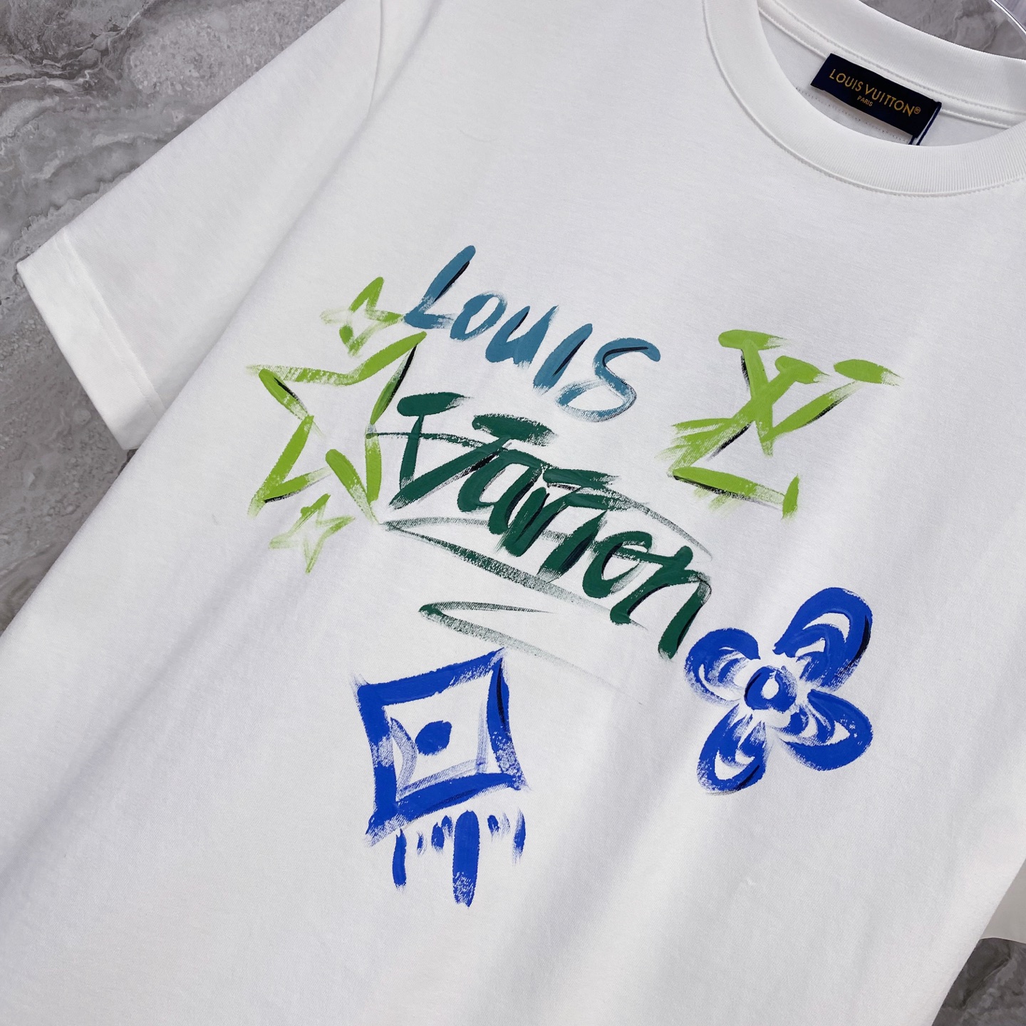 LV 2026ss 春夏新款首发专柜最新款短袖圆领T恤 高端订制 设计前卫时尚！品牌logo重工艺设计 