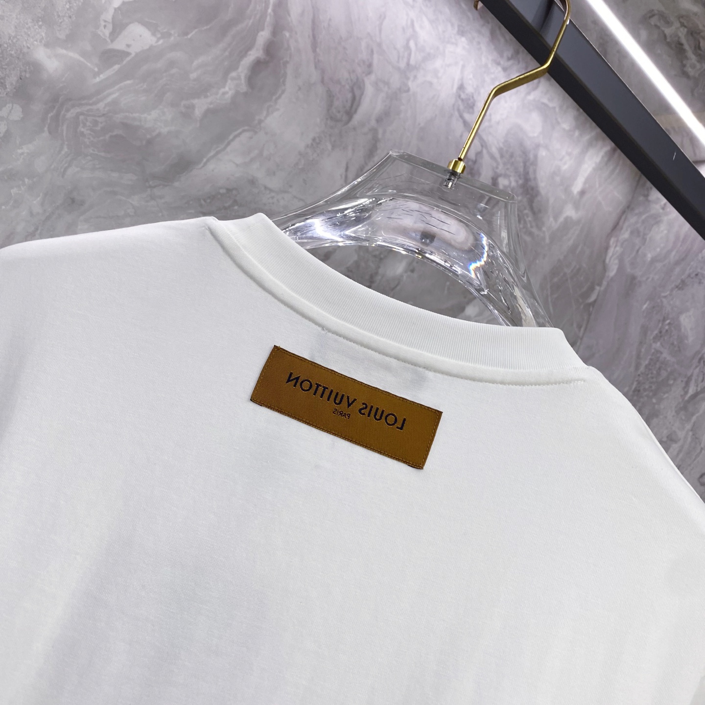 LV 2026ss 春夏新款首发专柜最新款短袖圆领T恤 高端订制 设计前卫时尚！品牌logo重工艺设计 