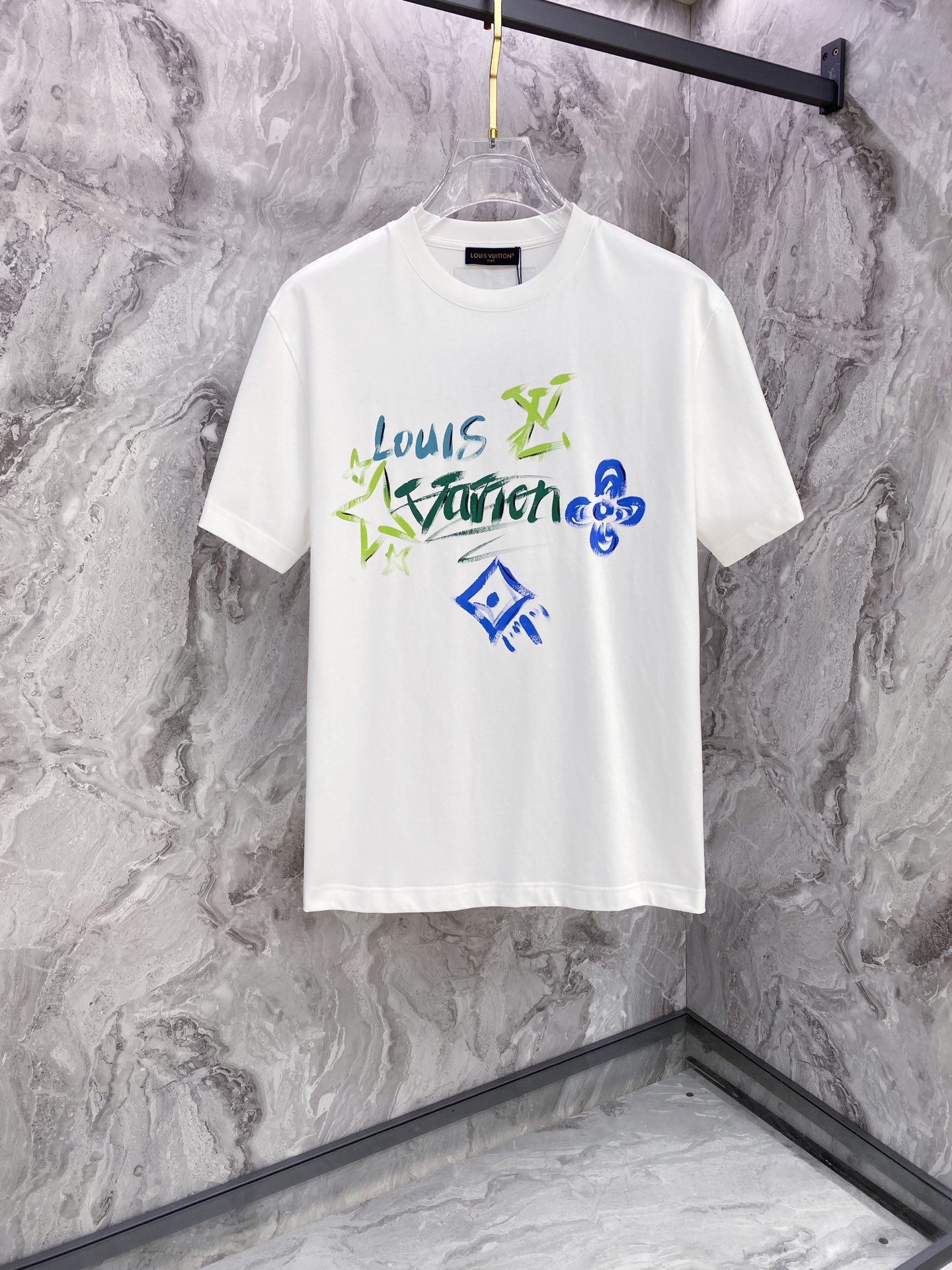 LV 2026ss 春夏新款首发专柜最新款短袖圆领T恤 高端订制 设计前卫时尚！品牌logo重工艺设计 