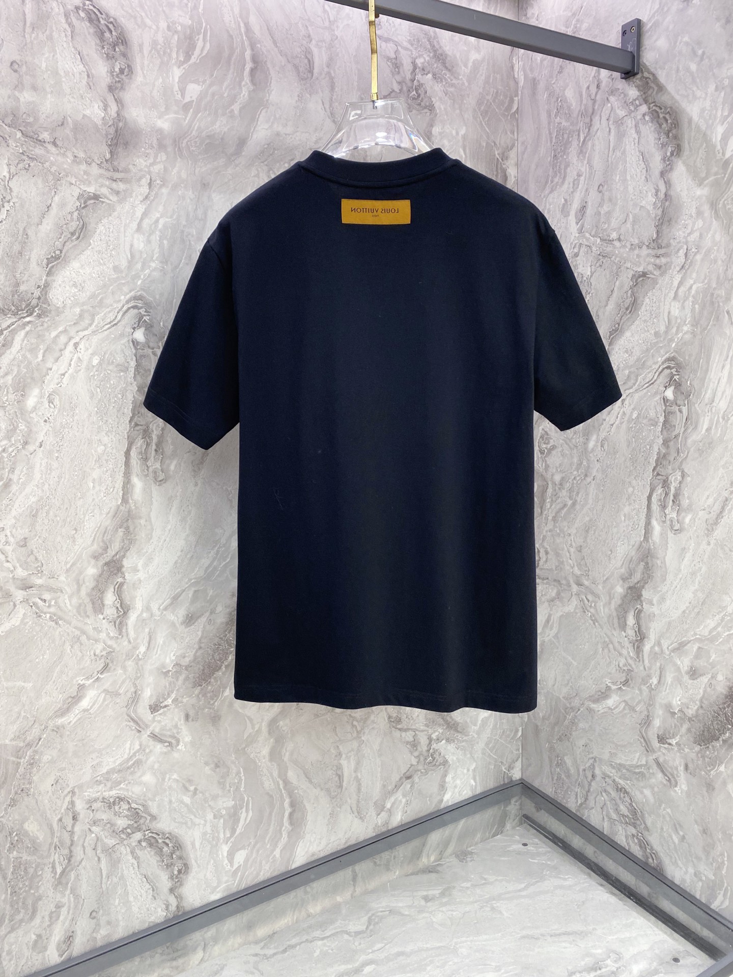 LV 2026ss 春夏新款首发专柜最新款短袖圆领T恤 高端订制 设计前卫时尚！品牌logo重工艺设计 