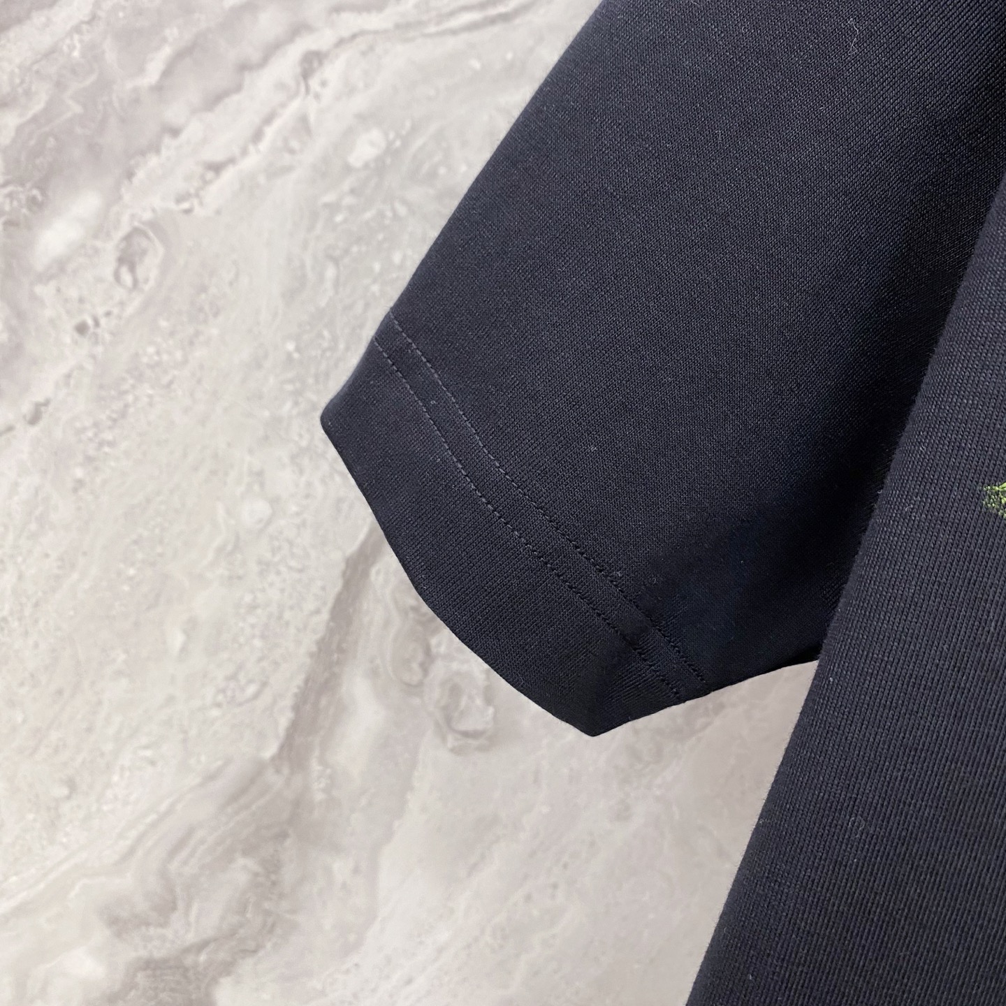 LV 2026ss 春夏新款首发专柜最新款短袖圆领T恤 高端订制 设计前卫时尚！品牌logo重工艺设计 