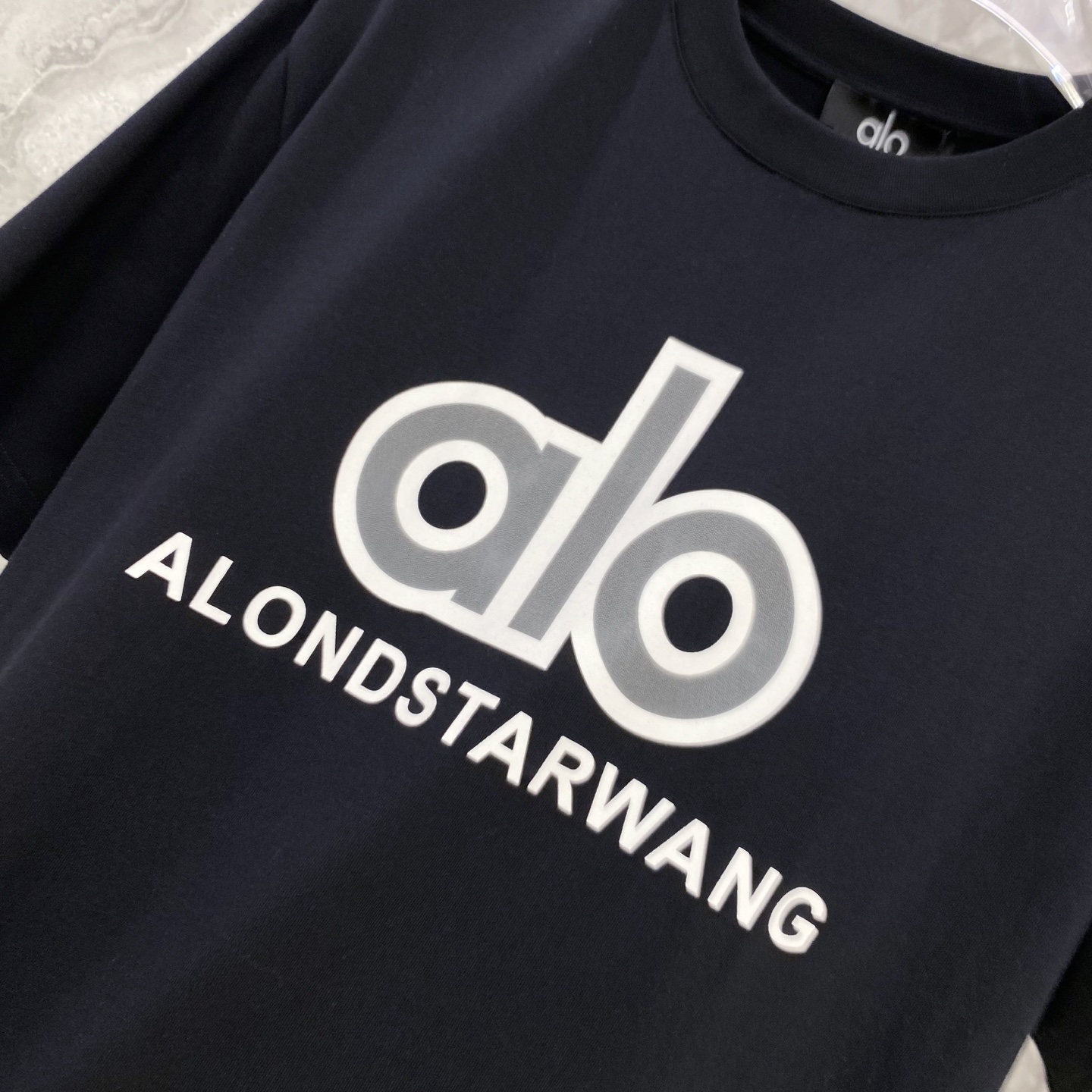 ALO 2026ss 春夏新款首发专柜最新款短袖圆领T恤 高端订制 设计前卫时尚！品牌logo重工艺设计