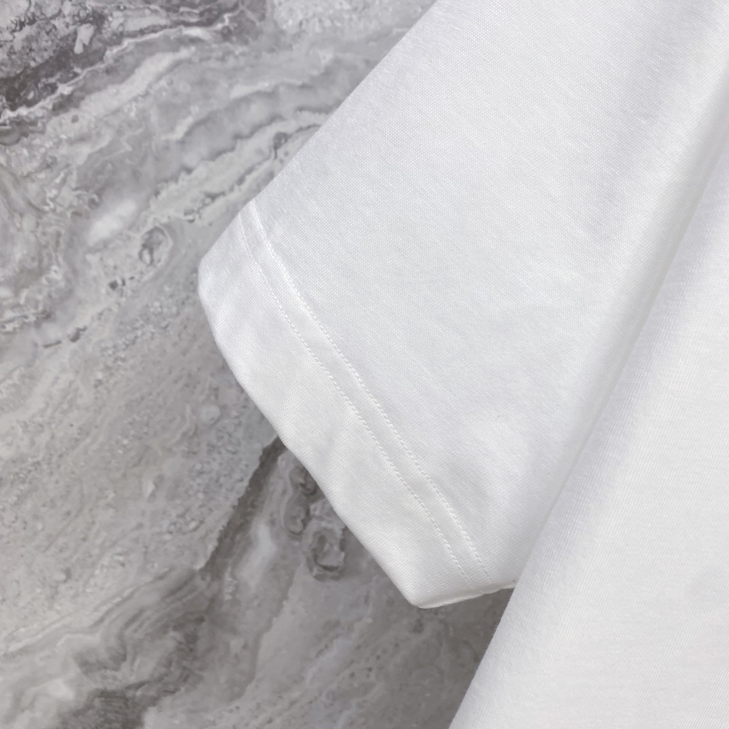 ALO 2026ss 春夏新款首发专柜最新款短袖圆领T恤 高端订制 设计前卫时尚！品牌logo重工艺设计