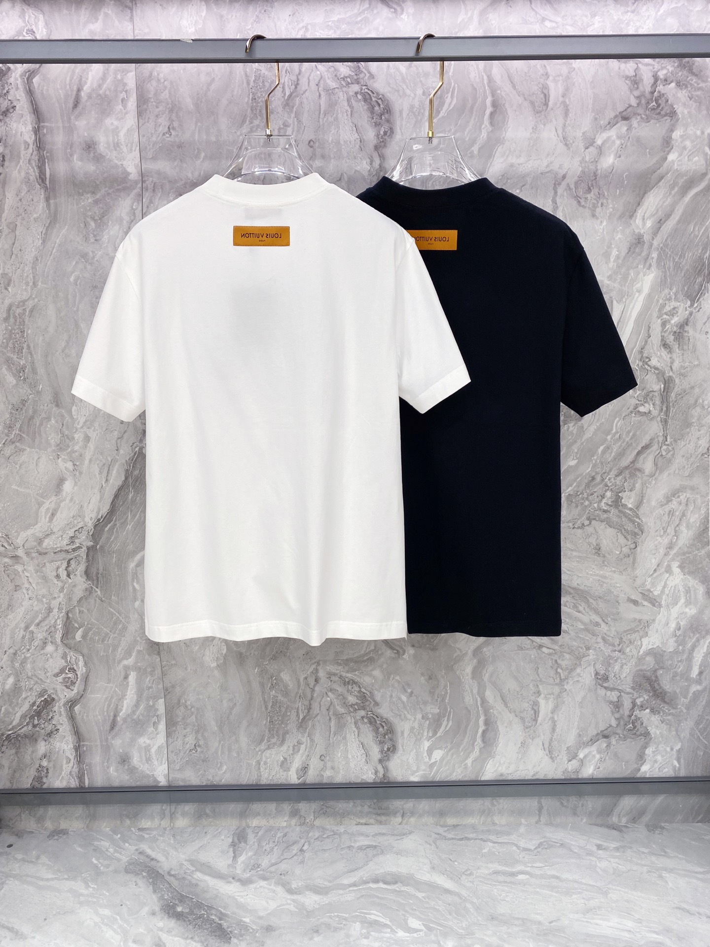 LV 2026ss 春夏新款首发专柜最新款短袖圆领T恤 高端订制 设计前卫时尚！品牌logo重工艺设计 