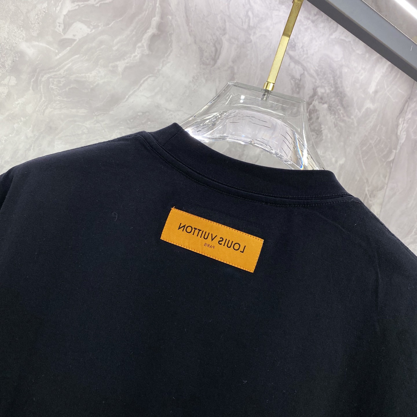 LV 2026ss 春夏新款首发专柜最新款短袖圆领T恤 高端订制 设计前卫时尚！品牌logo重工艺设计 