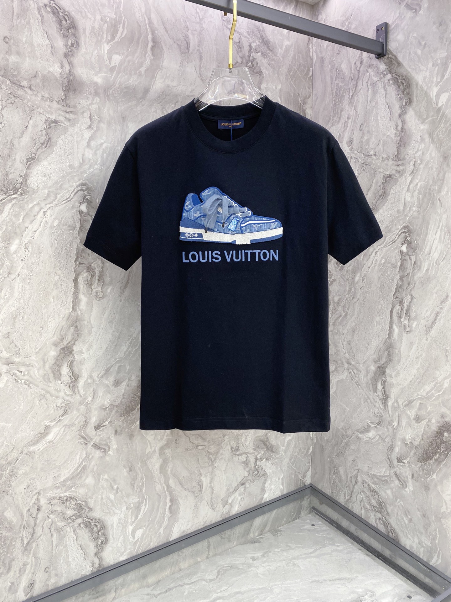 LV 2026ss 春夏新款首发专柜最新款短袖圆领T恤 高端订制 设计前卫时尚！品牌logo重工艺设计 