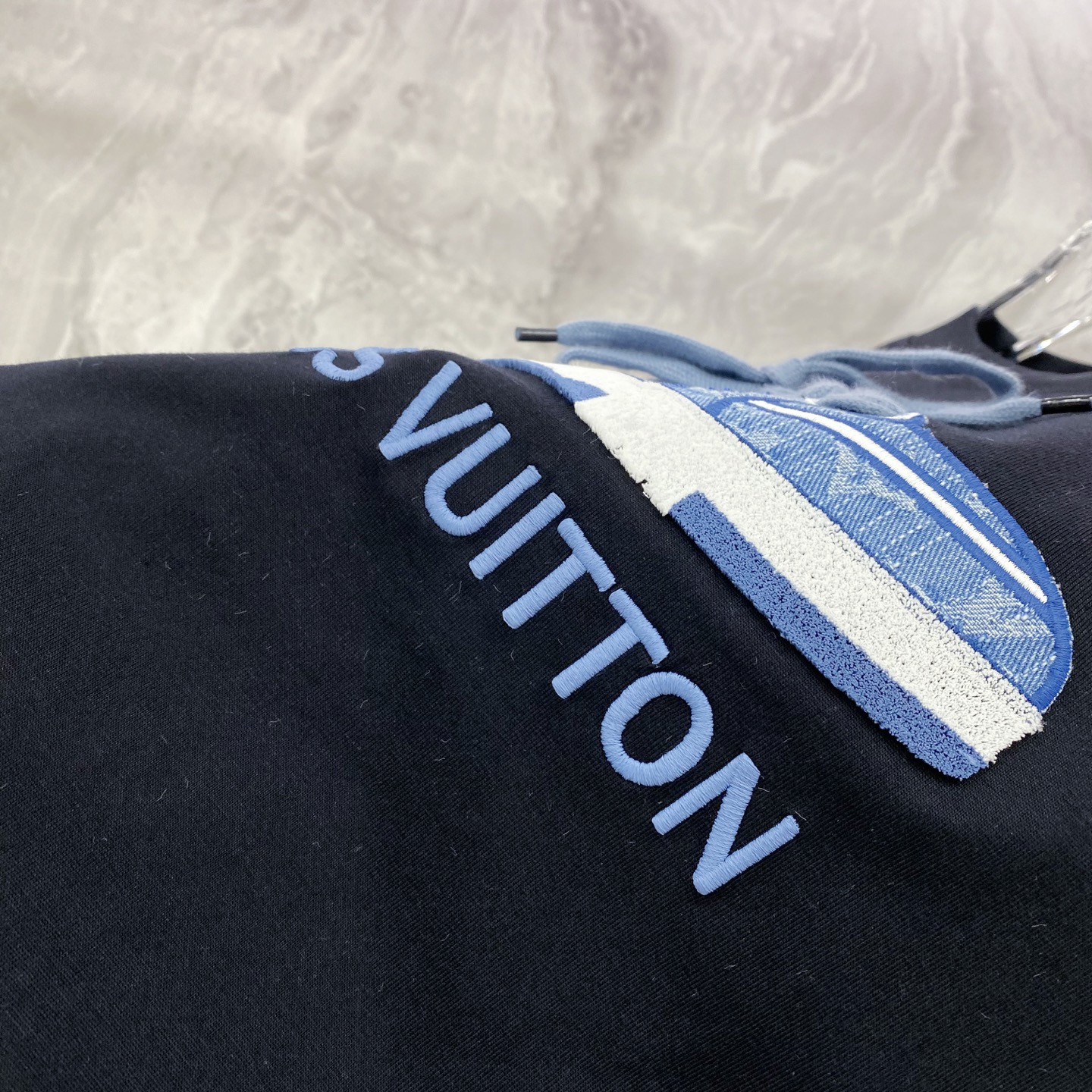 LV 2026ss 春夏新款首发专柜最新款短袖圆领T恤 高端订制 设计前卫时尚！品牌logo重工艺设计 