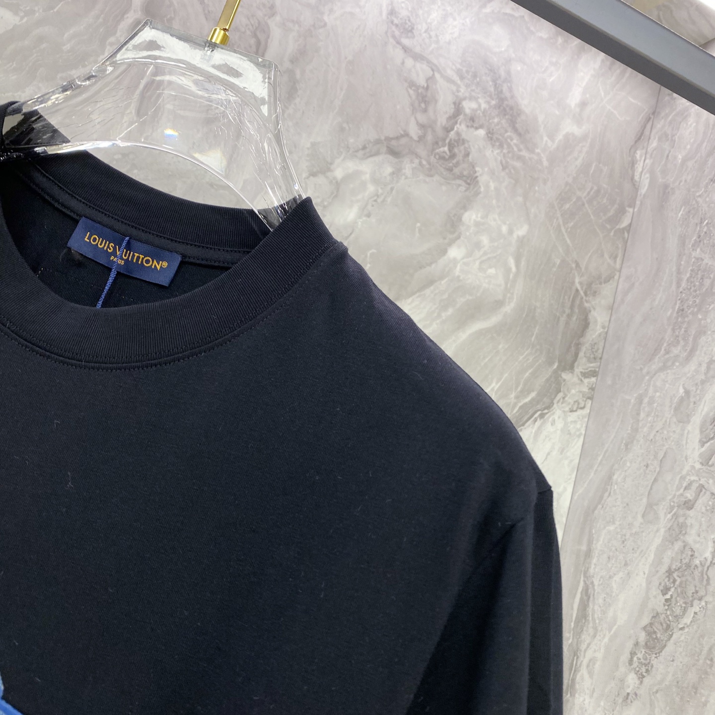 LV 2026ss 春夏新款首发专柜最新款短袖圆领T恤 高端订制 设计前卫时尚！品牌logo重工艺设计 