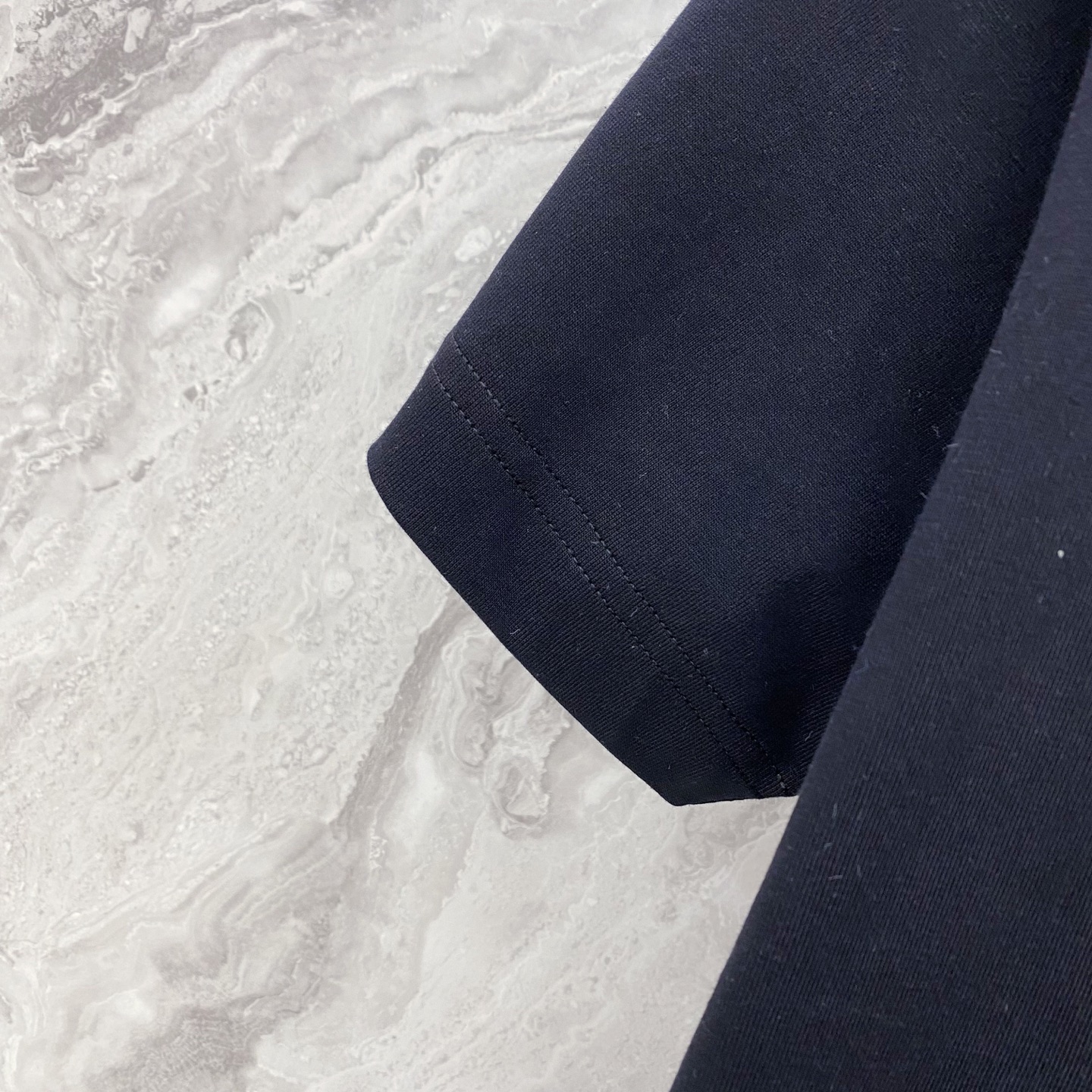 LV 2026ss 春夏新款首发专柜最新款短袖圆领T恤 高端订制 设计前卫时尚！品牌logo重工艺设计 