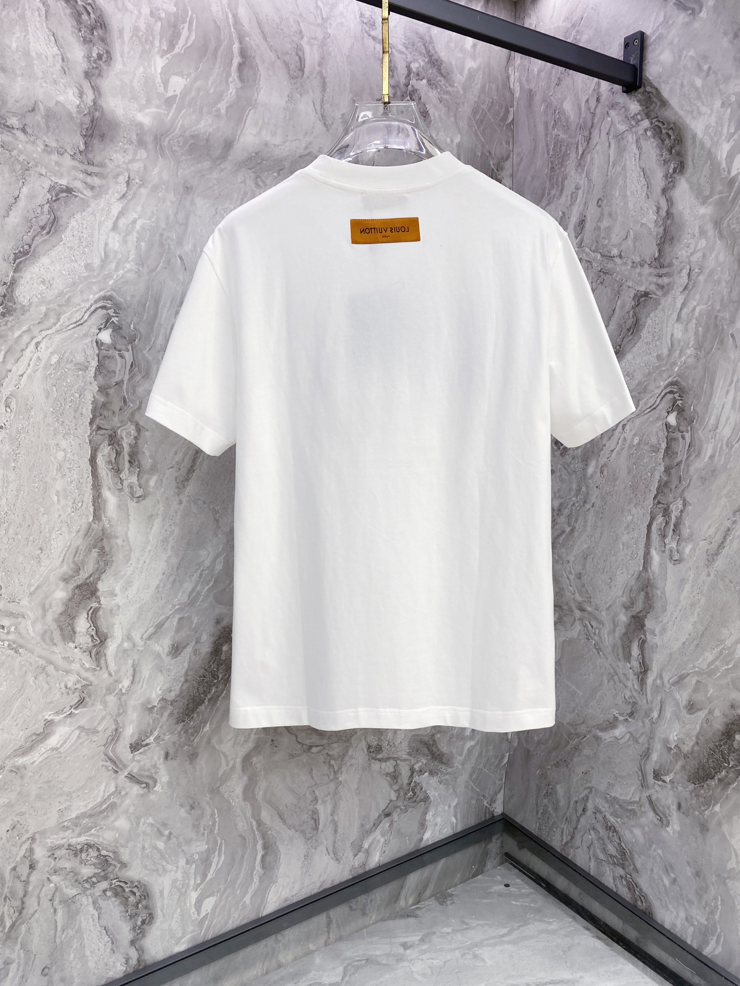 LV 2026ss 春夏新款首发专柜最新款短袖圆领T恤 高端订制 设计前卫时尚！品牌logo重工艺设计 