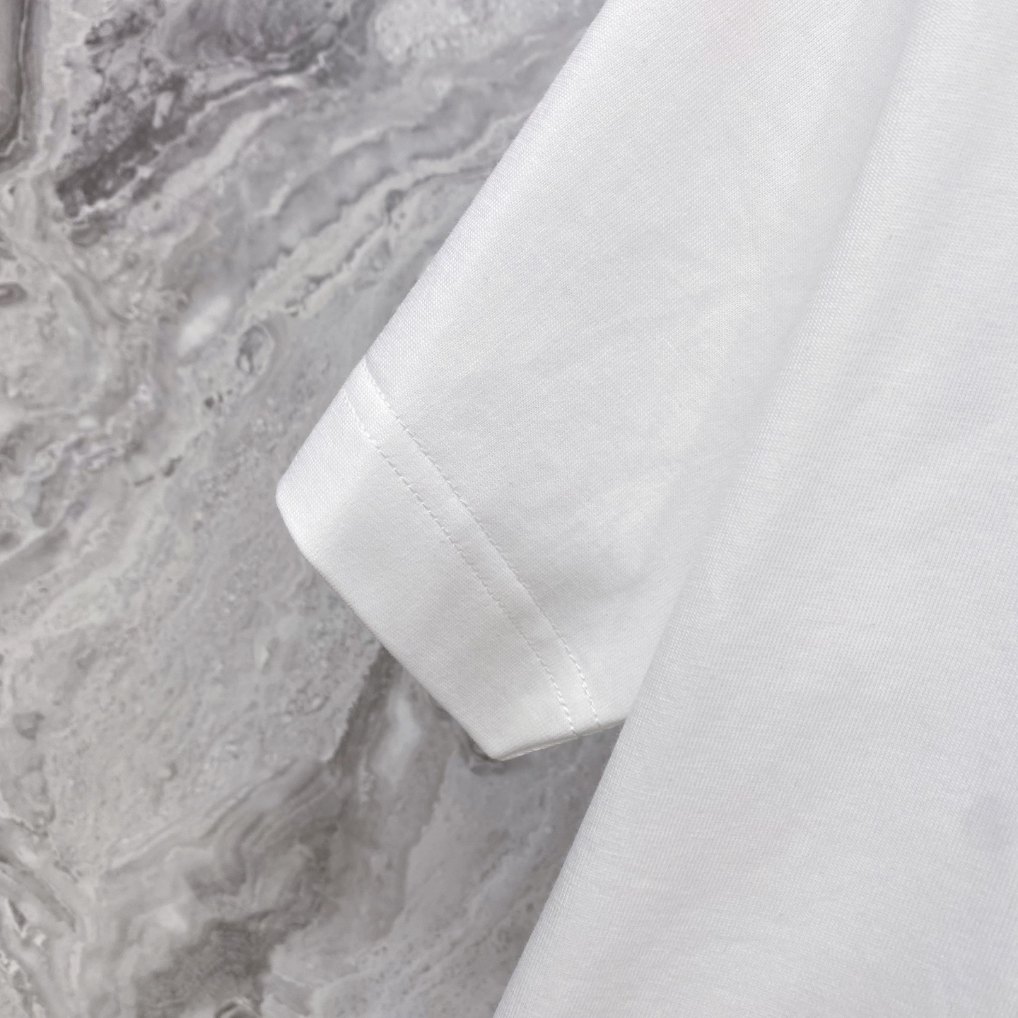 LV 2026ss 春夏新款首发专柜最新款短袖圆领T恤 高端订制 设计前卫时尚！品牌logo重工艺设计 