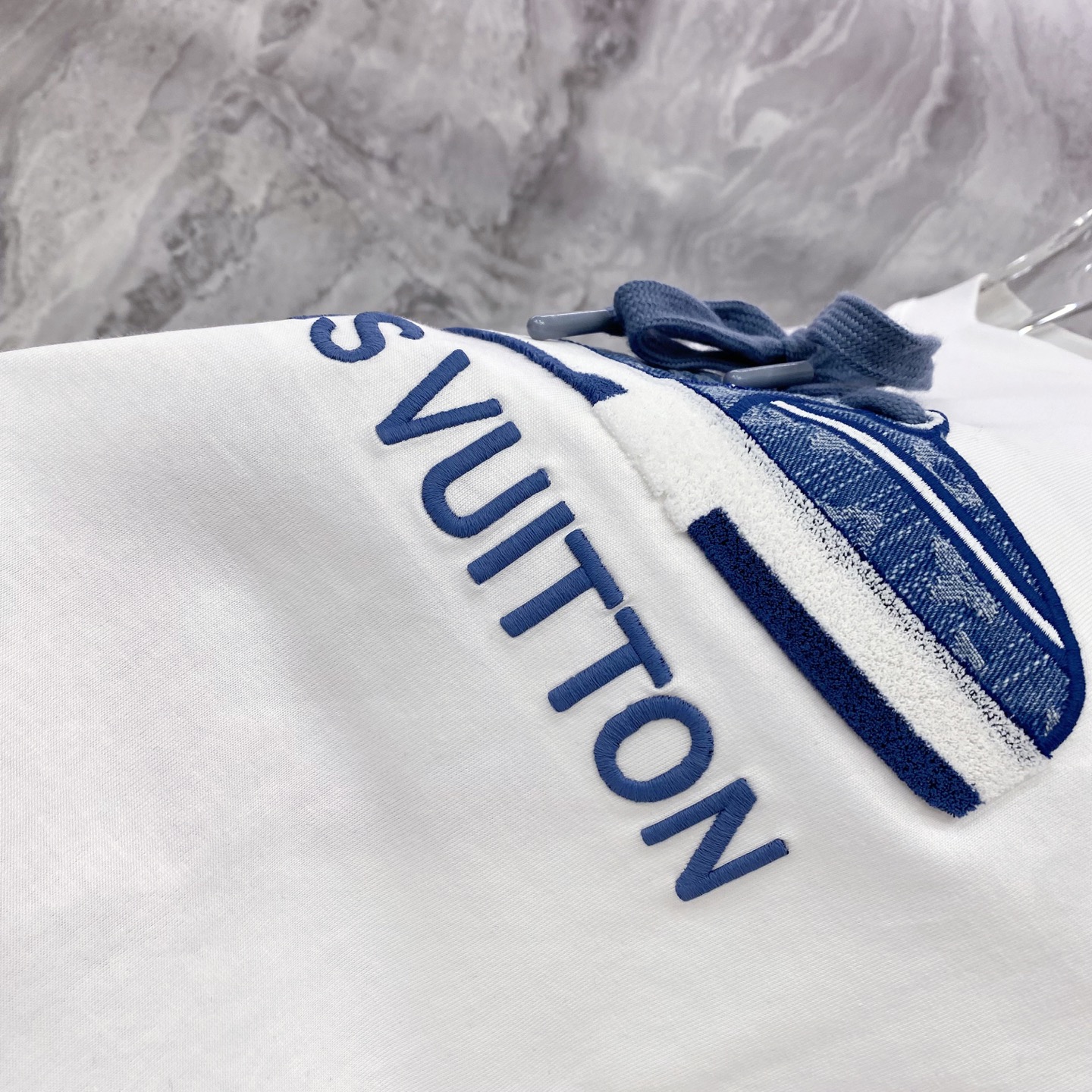 LV 2026ss 春夏新款首发专柜最新款短袖圆领T恤 高端订制 设计前卫时尚！品牌logo重工艺设计 