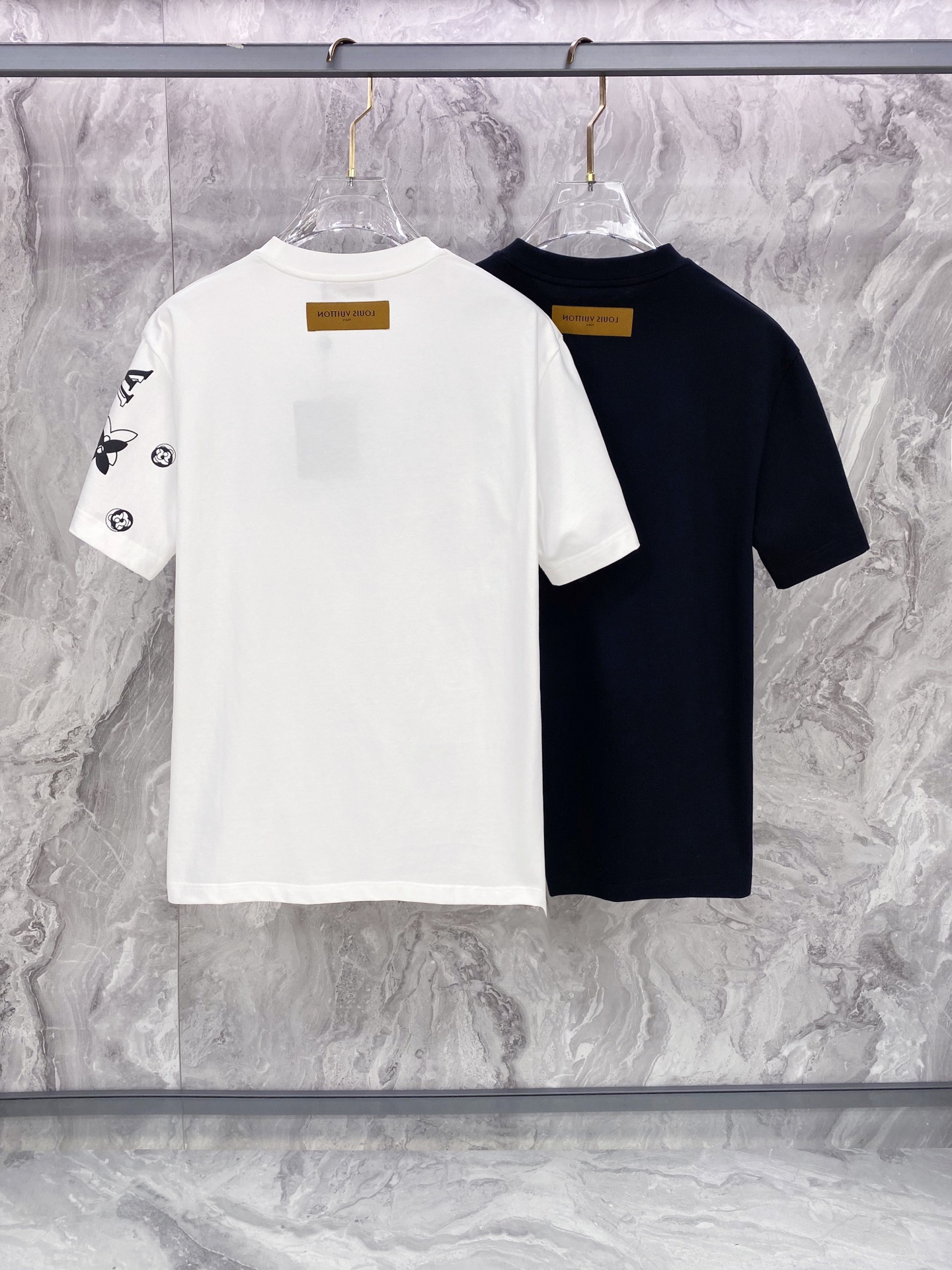 LV 2026ss 春夏新款首发专柜最新款短袖圆领T恤 高端订制 设计前卫时尚！品牌logo重工艺设计 