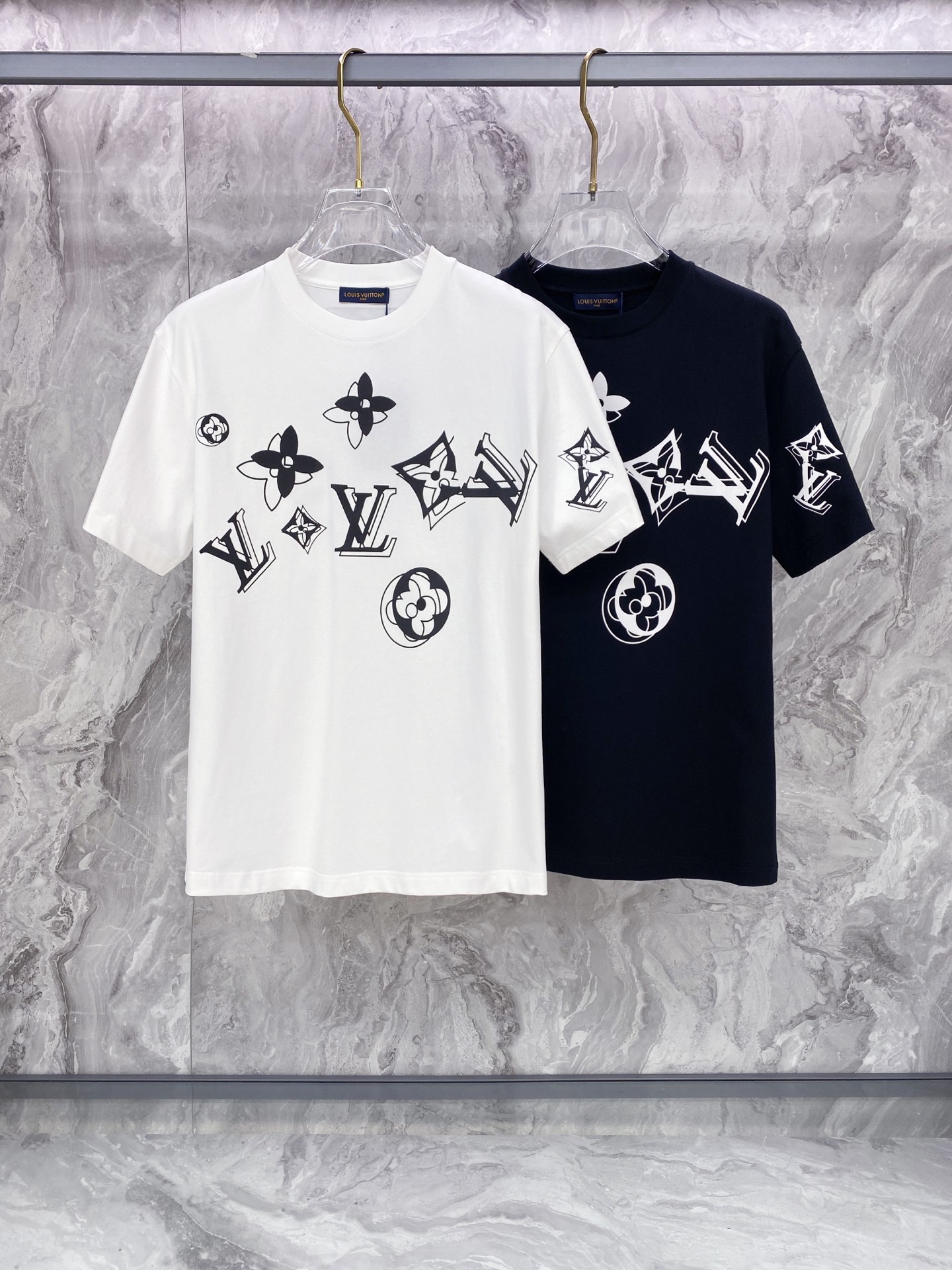 LV 2026ss 春夏新款首发专柜最新款短袖圆领T恤 高端订制 设计前卫时尚！品牌logo重工艺设计 