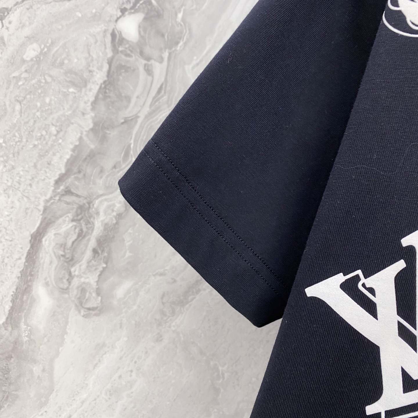 LV 2026ss 春夏新款首发专柜最新款短袖圆领T恤 高端订制 设计前卫时尚！品牌logo重工艺设计 