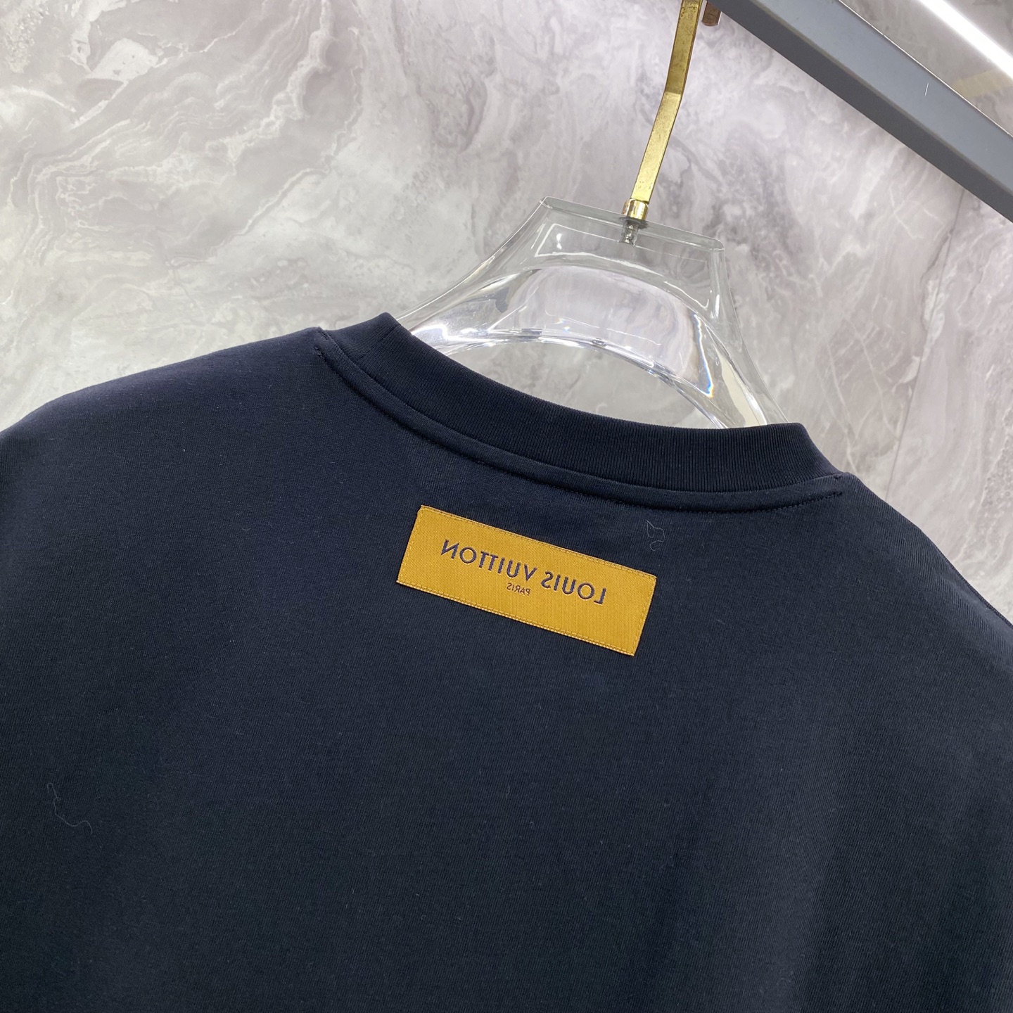 LV 2026ss 春夏新款首发专柜最新款短袖圆领T恤 高端订制 设计前卫时尚！品牌logo重工艺设计 