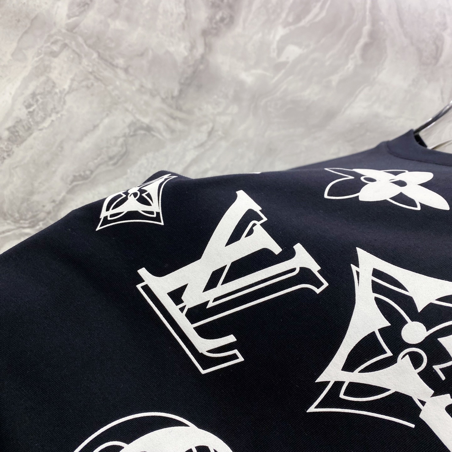 LV 2026ss 春夏新款首发专柜最新款短袖圆领T恤 高端订制 设计前卫时尚！品牌logo重工艺设计 