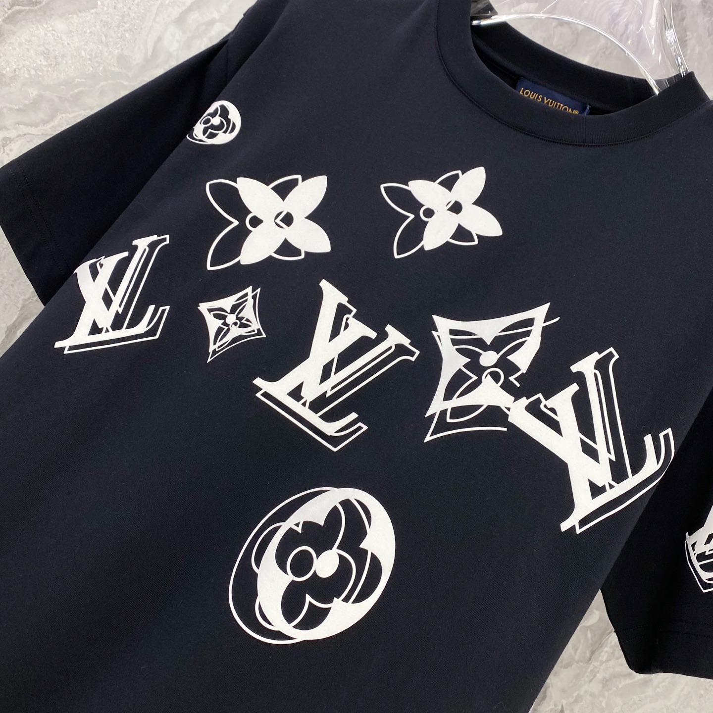 LV 2026ss 春夏新款首发专柜最新款短袖圆领T恤 高端订制 设计前卫时尚！品牌logo重工艺设计 