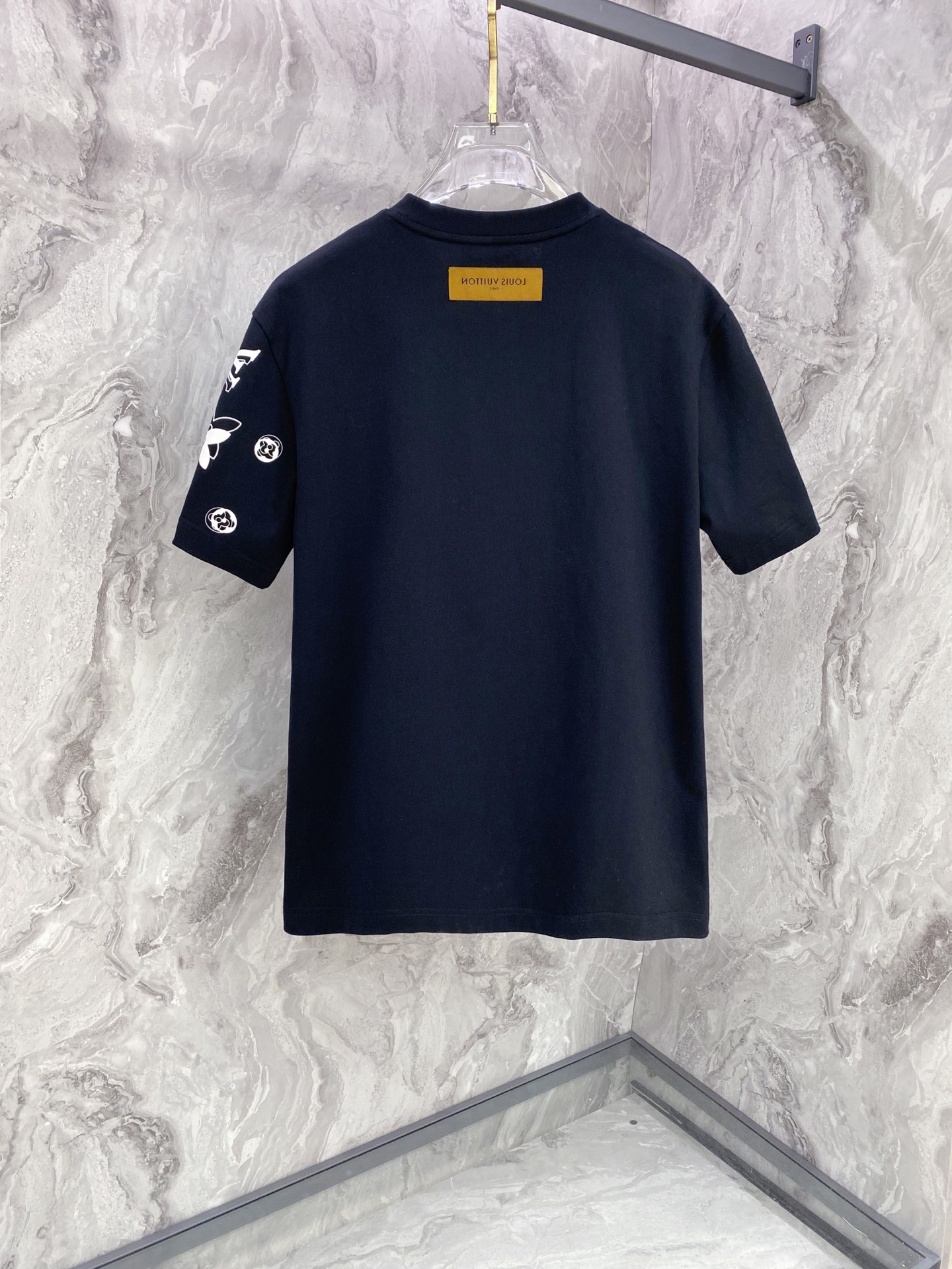 LV 2026ss 春夏新款首发专柜最新款短袖圆领T恤 高端订制 设计前卫时尚！品牌logo重工艺设计 