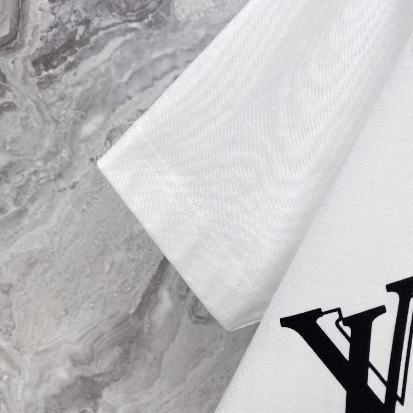 LV 2026ss 春夏新款首发专柜最新款短袖圆领T恤 高端订制 设计前卫时尚！品牌logo重工艺设计 