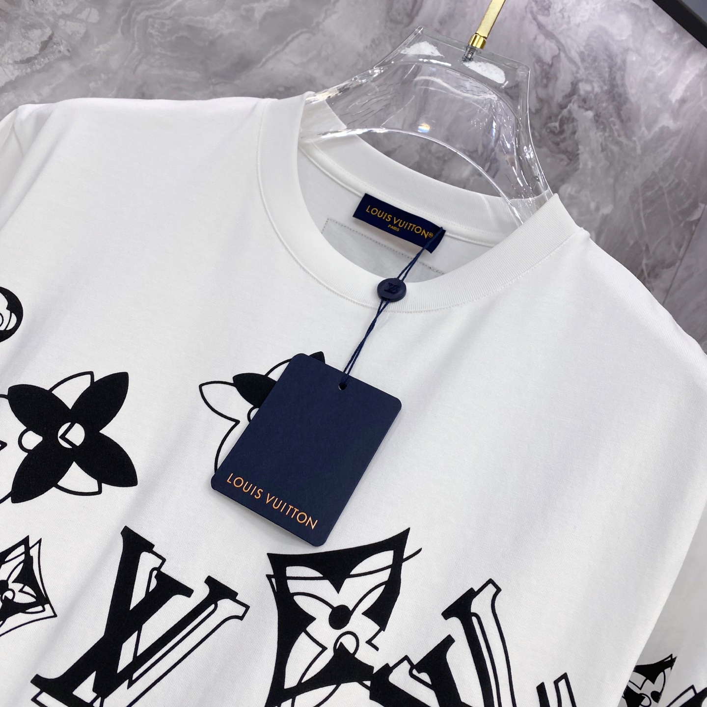 LV 2026ss 春夏新款首发专柜最新款短袖圆领T恤 高端订制 设计前卫时尚！品牌logo重工艺设计 
