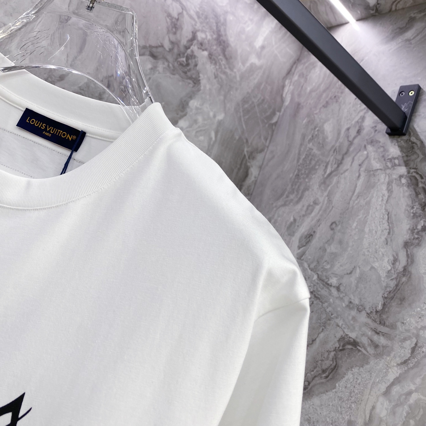 LV 2026ss 春夏新款首发专柜最新款短袖圆领T恤 高端订制 设计前卫时尚！品牌logo重工艺设计 