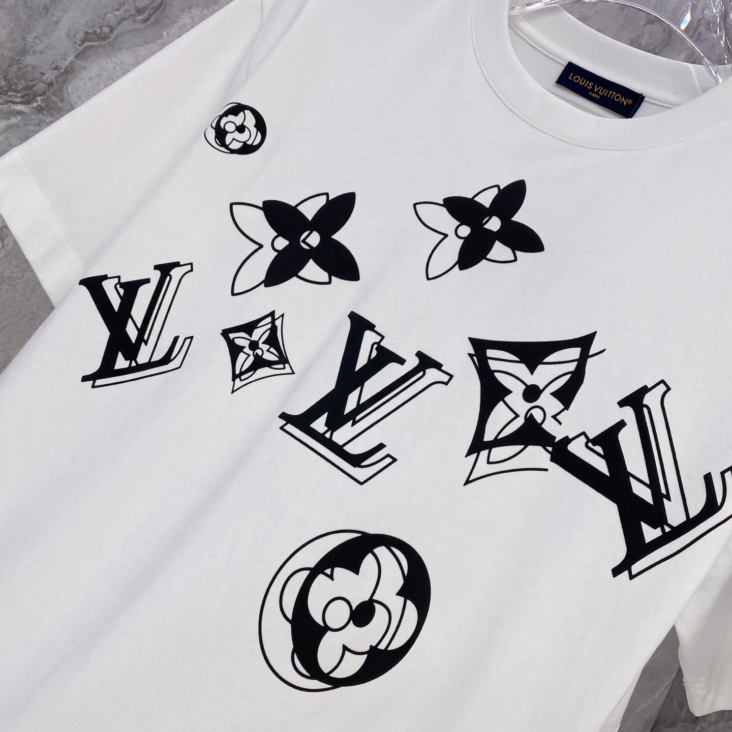 LV 2026ss 春夏新款首发专柜最新款短袖圆领T恤 高端订制 设计前卫时尚！品牌logo重工艺设计 