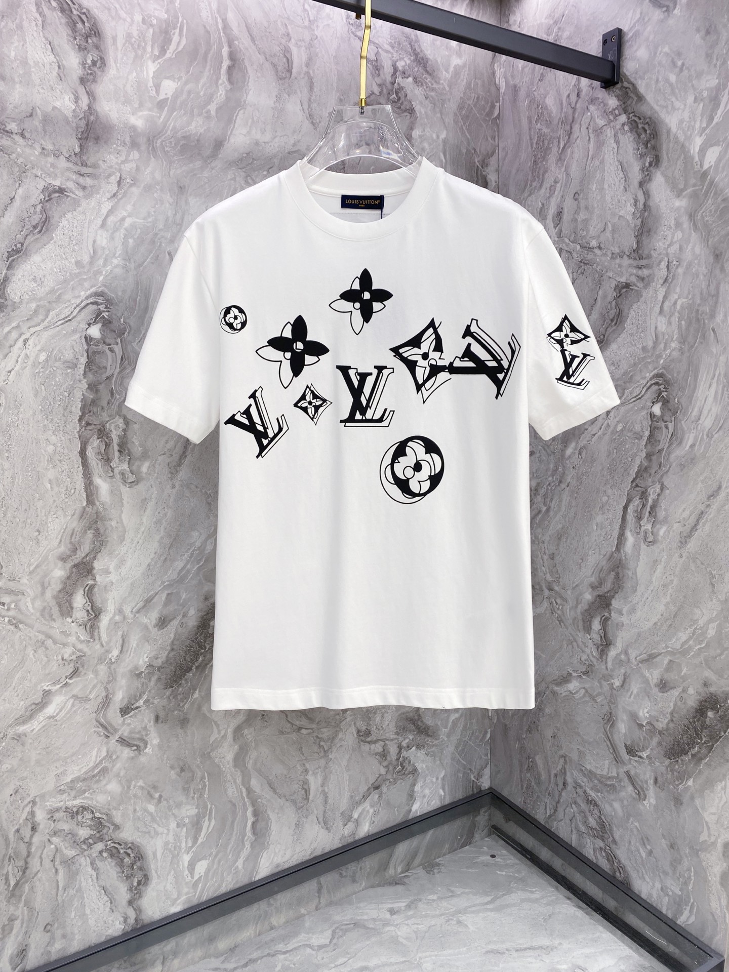 LV 2026ss 春夏新款首发专柜最新款短袖圆领T恤 高端订制 设计前卫时尚！品牌logo重工艺设计 