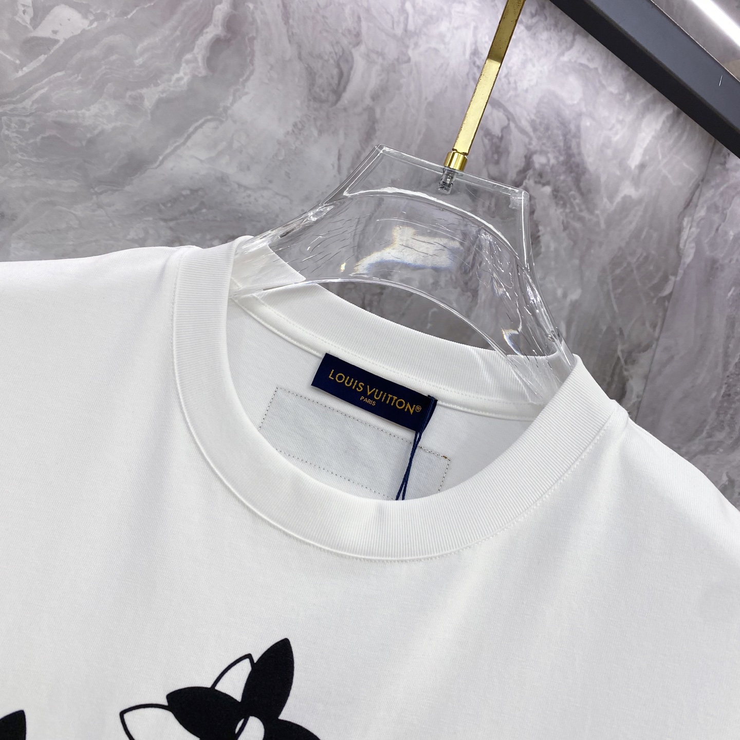 LV 2026ss 春夏新款首发专柜最新款短袖圆领T恤 高端订制 设计前卫时尚！品牌logo重工艺设计 