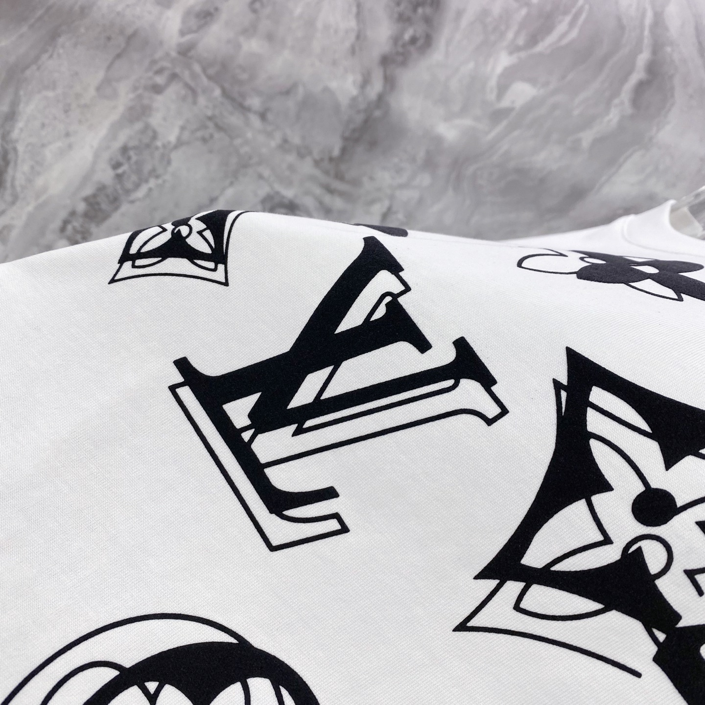 LV 2026ss 春夏新款首发专柜最新款短袖圆领T恤 高端订制 设计前卫时尚！品牌logo重工艺设计 