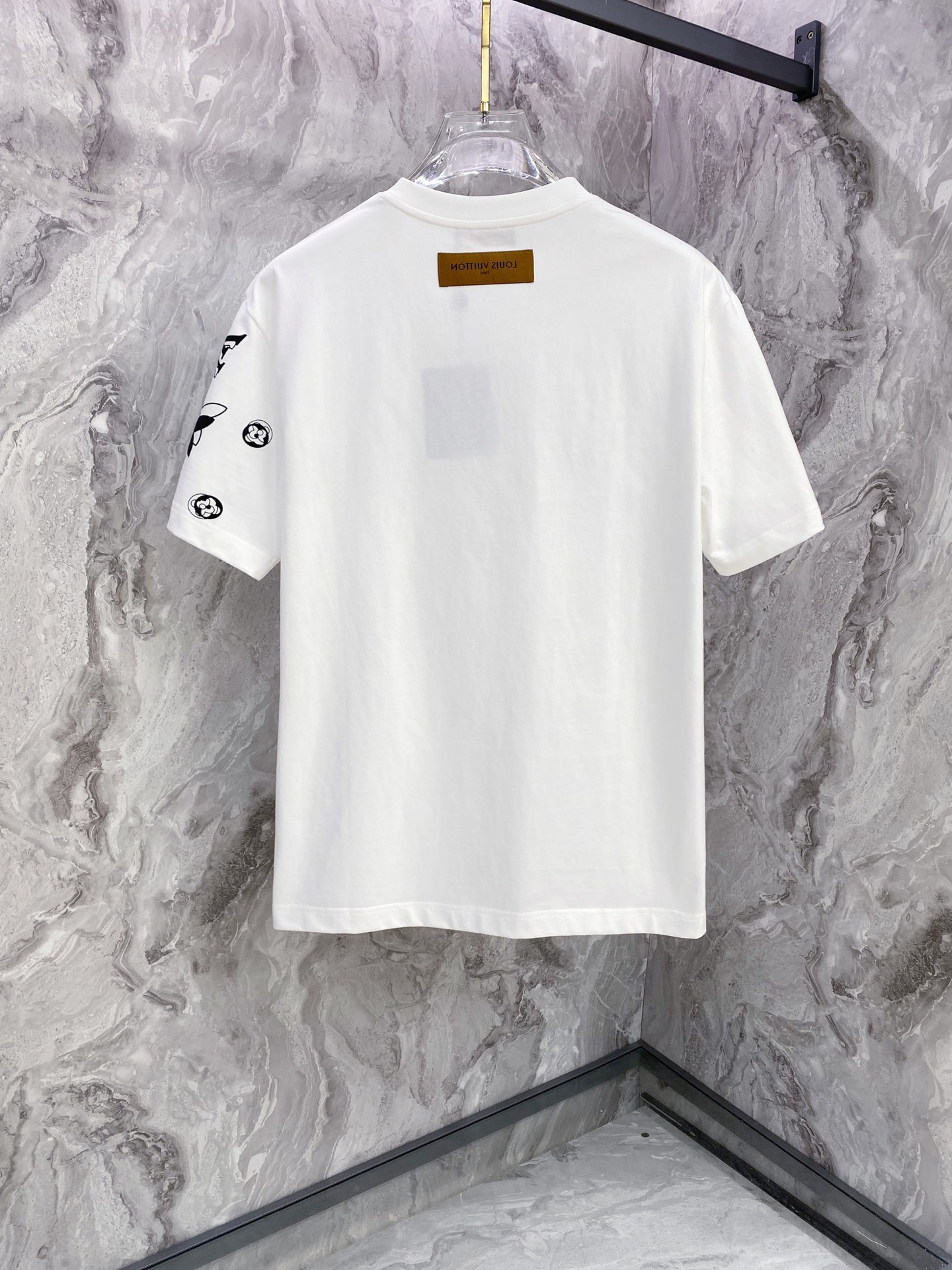 LV 2026ss 春夏新款首发专柜最新款短袖圆领T恤 高端订制 设计前卫时尚！品牌logo重工艺设计 