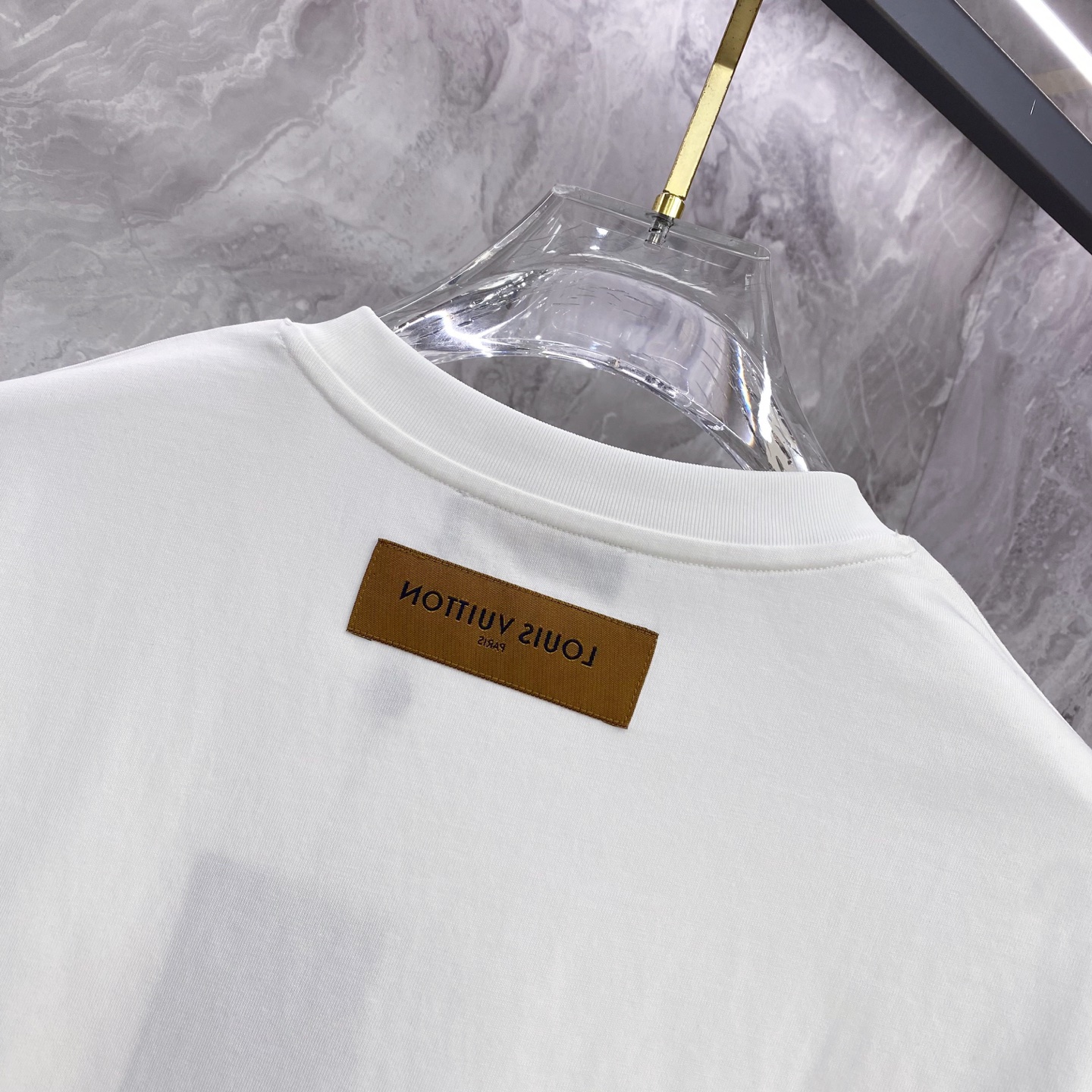 LV 2026ss 春夏新款首发专柜最新款短袖圆领T恤 高端订制 设计前卫时尚！品牌logo重工艺设计 