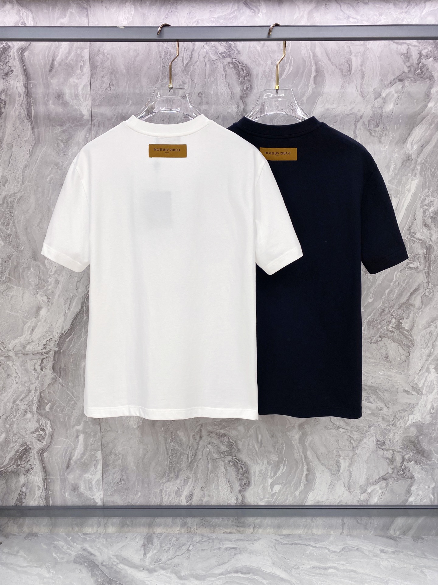 LV 2026ss 春夏新款首发专柜最新款短袖圆领T恤 高端订制 设计前卫时尚！品牌logo重工艺设计 