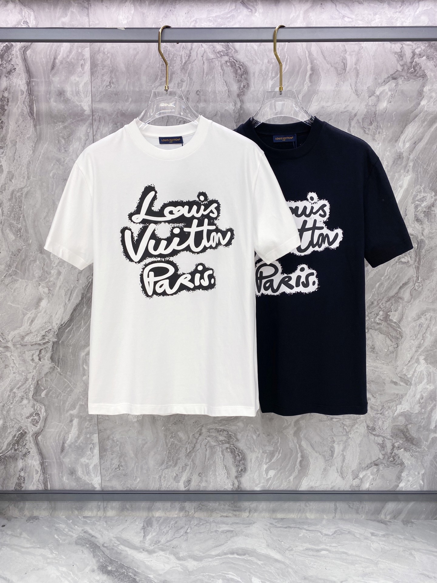 LV 2026ss 春夏新款首发专柜最新款短袖圆领T恤 高端订制 设计前卫时尚！品牌logo重工艺设计 