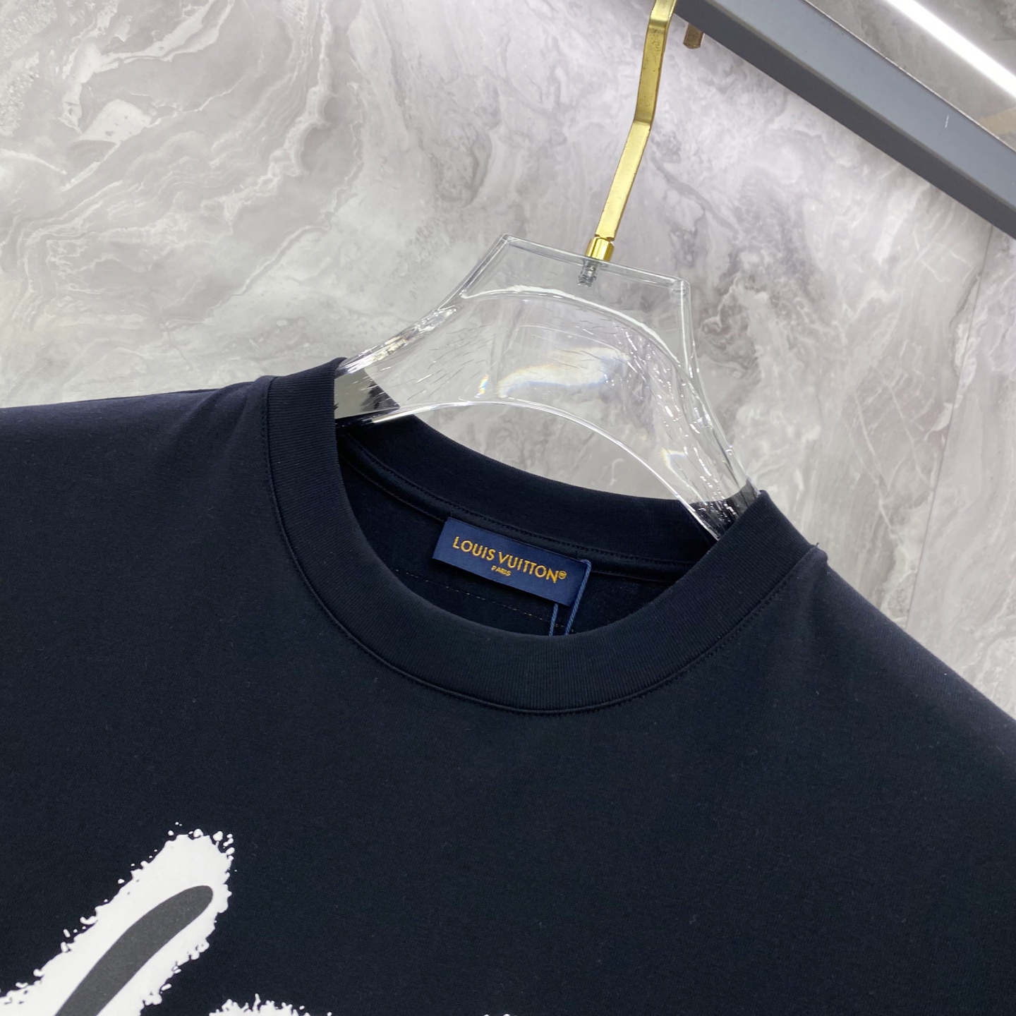 LV 2026ss 春夏新款首发专柜最新款短袖圆领T恤 高端订制 设计前卫时尚！品牌logo重工艺设计 