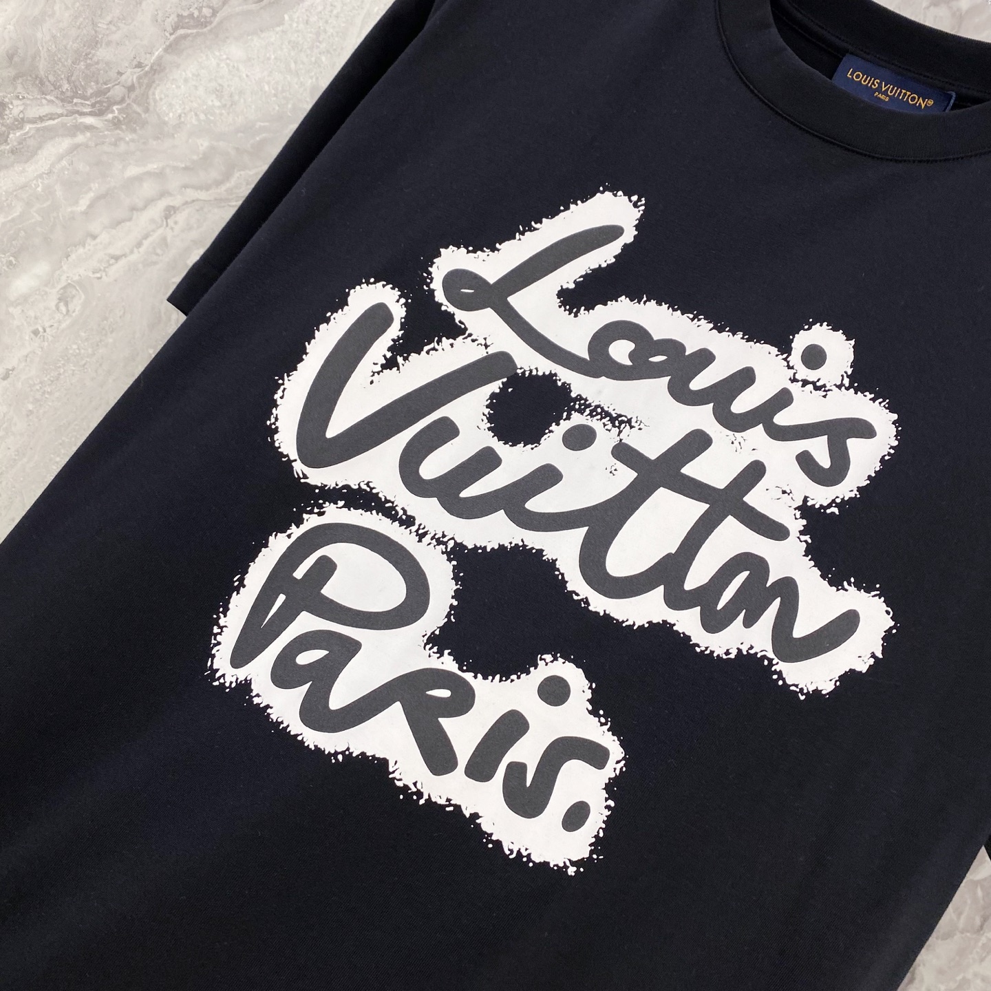 LV 2026ss 春夏新款首发专柜最新款短袖圆领T恤 高端订制 设计前卫时尚！品牌logo重工艺设计 