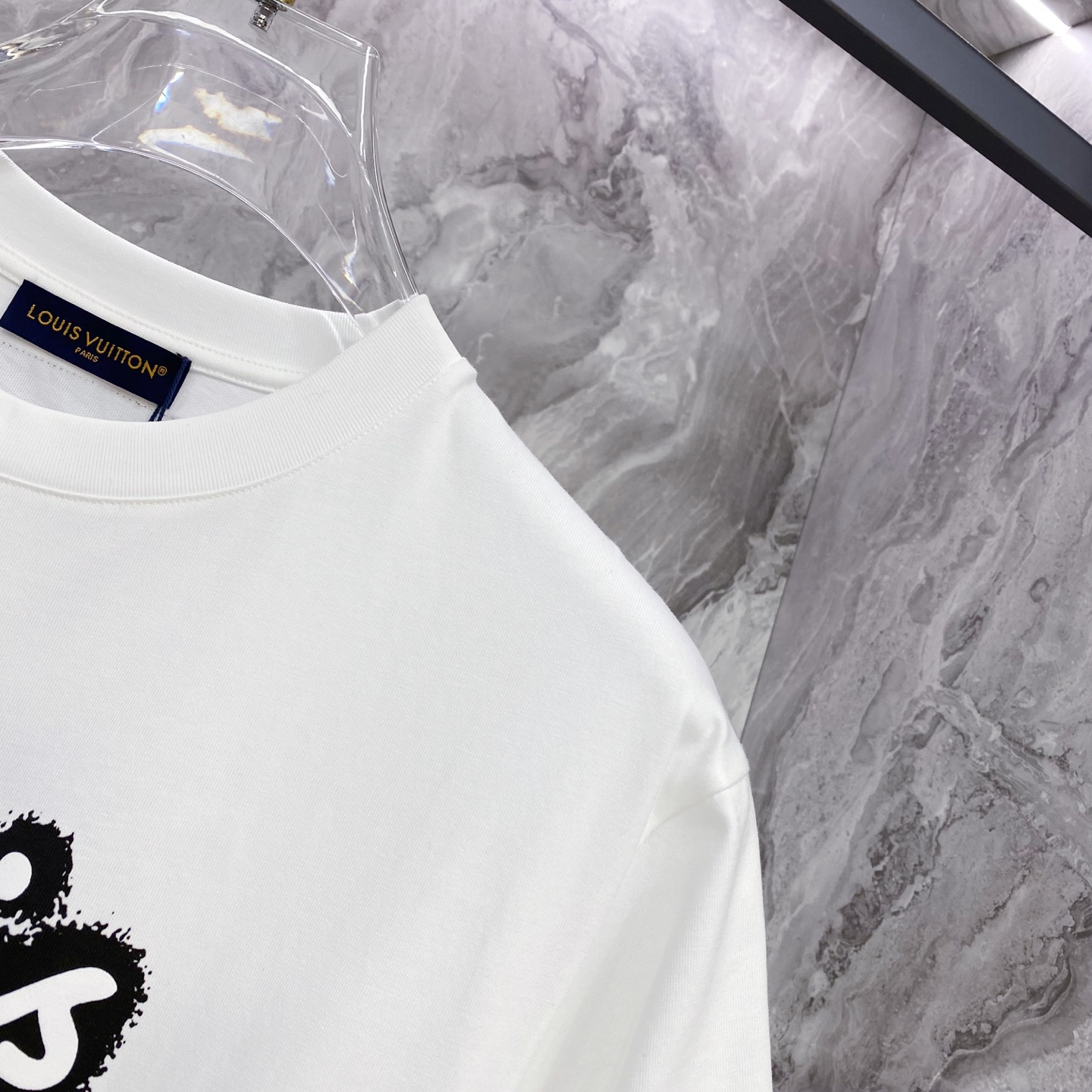 LV 2026ss 春夏新款首发专柜最新款短袖圆领T恤 高端订制 设计前卫时尚！品牌logo重工艺设计 