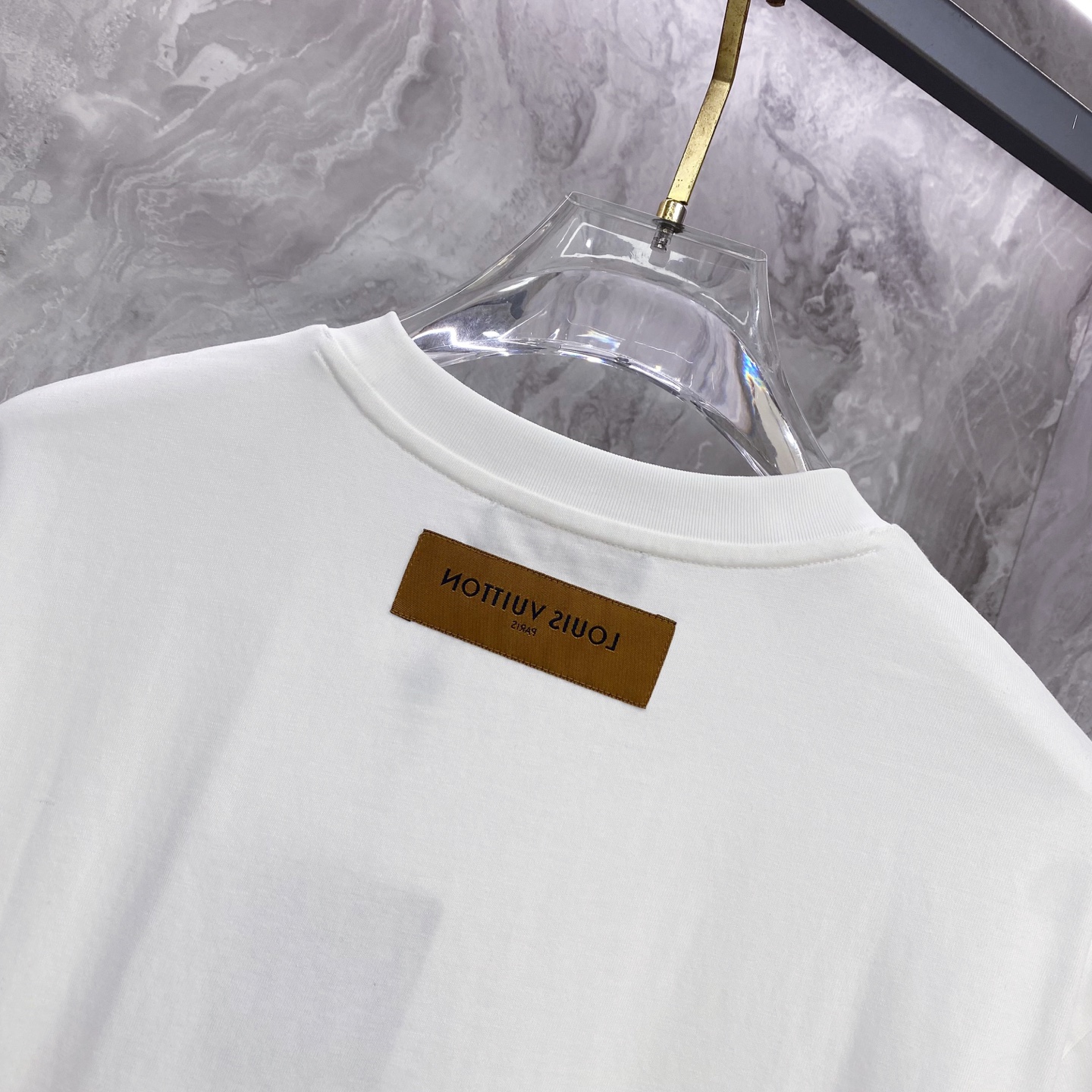 LV 2026ss 春夏新款首发专柜最新款短袖圆领T恤 高端订制 设计前卫时尚！品牌logo重工艺设计 