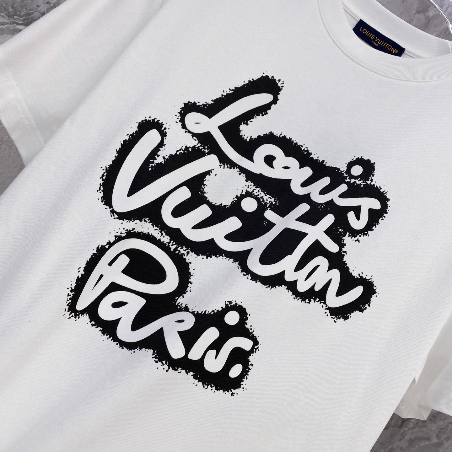 LV 2026ss 春夏新款首发专柜最新款短袖圆领T恤 高端订制 设计前卫时尚！品牌logo重工艺设计 