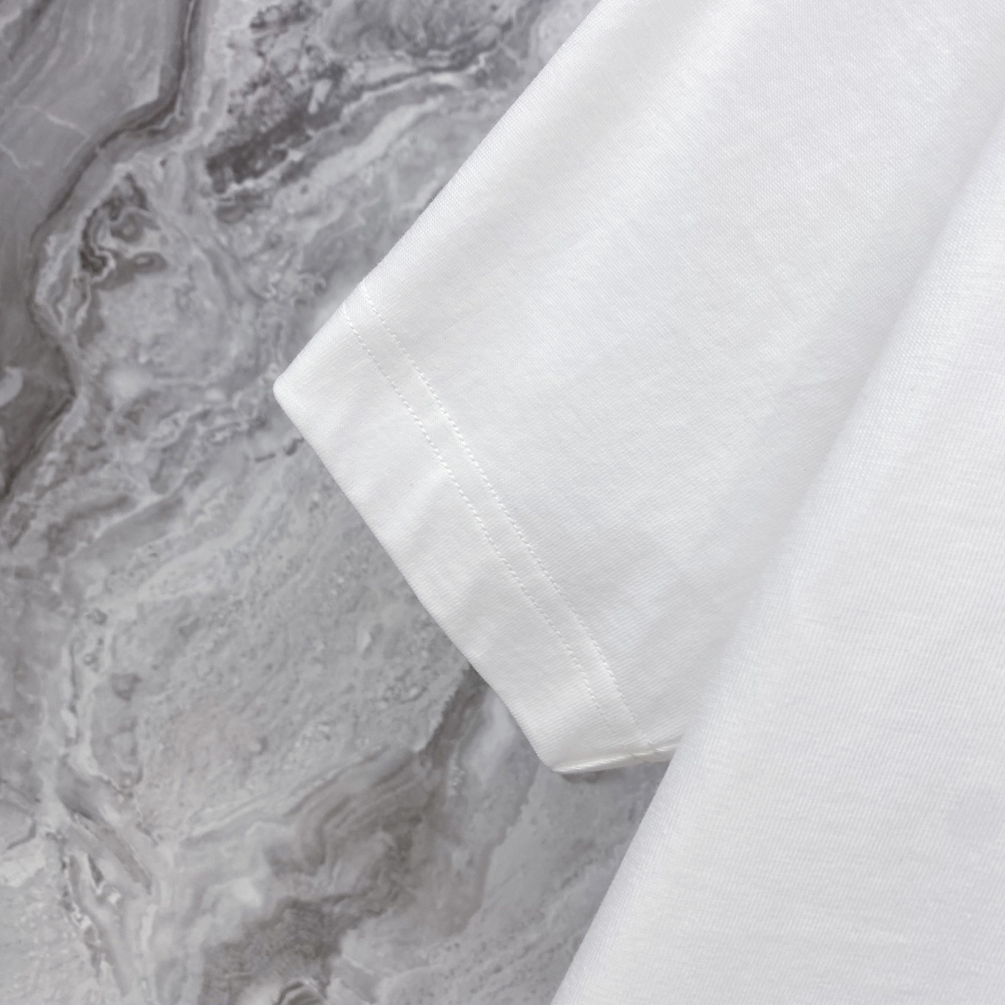 LV 2026ss 春夏新款首发专柜最新款短袖圆领T恤 高端订制 设计前卫时尚！品牌logo重工艺设计 