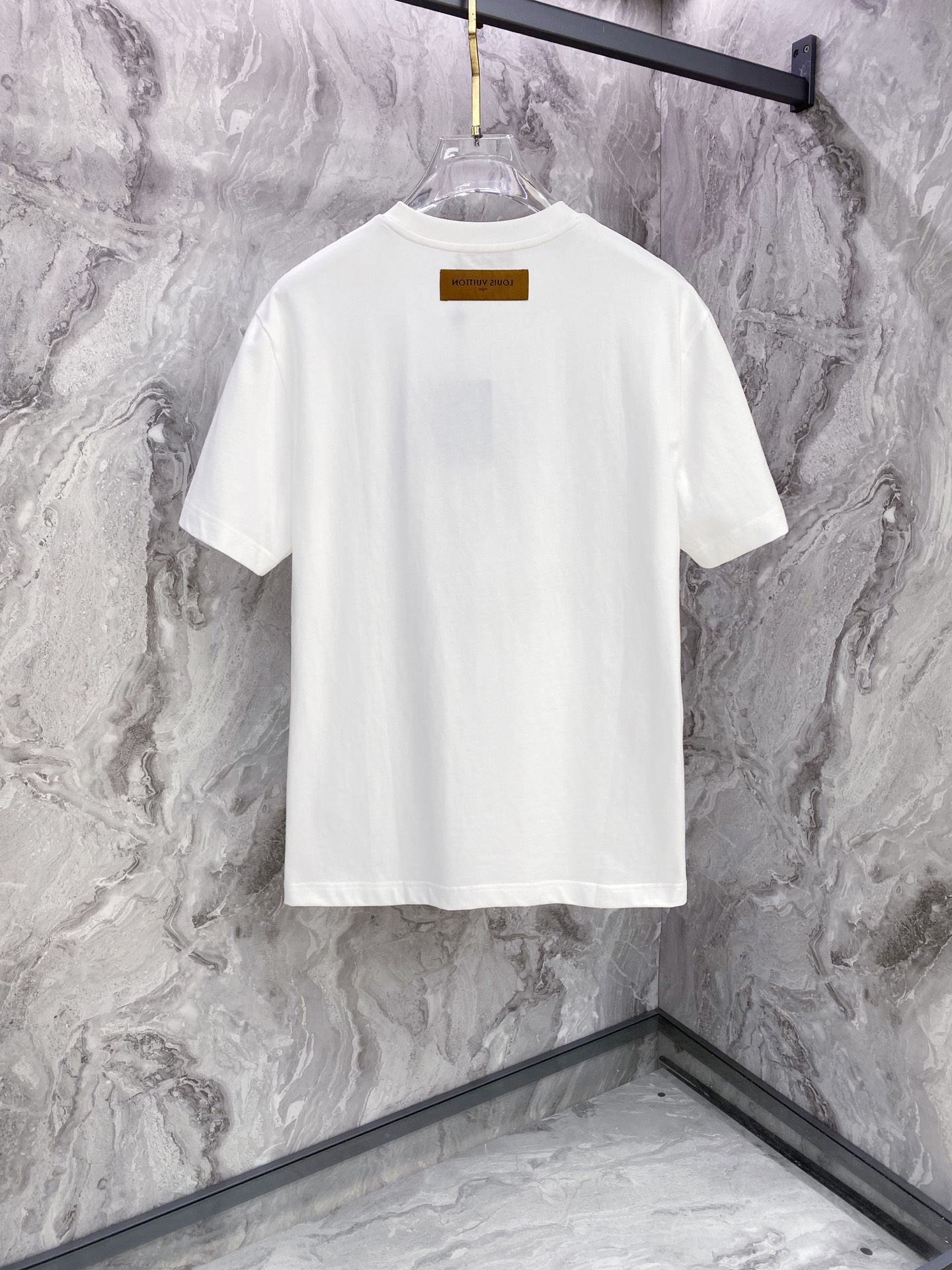 LV 2026ss 春夏新款首发专柜最新款短袖圆领T恤 高端订制 设计前卫时尚！品牌logo重工艺设计 