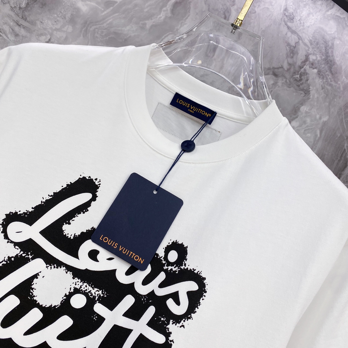 LV 2026ss 春夏新款首发专柜最新款短袖圆领T恤 高端订制 设计前卫时尚！品牌logo重工艺设计 