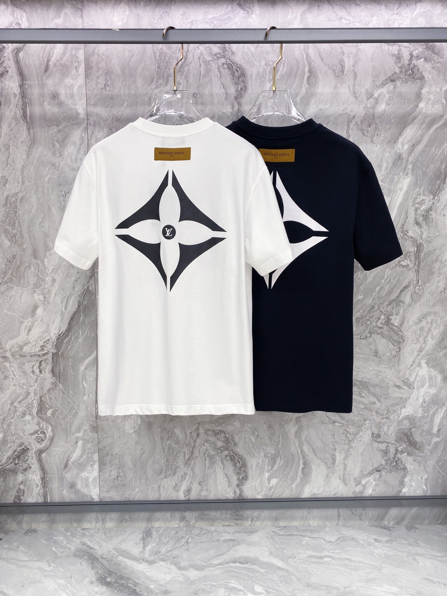 LV 2026ss 春夏新款首发专柜最新款短袖圆领T恤 高端订制 设计前卫时尚！品牌logo重工艺设计 