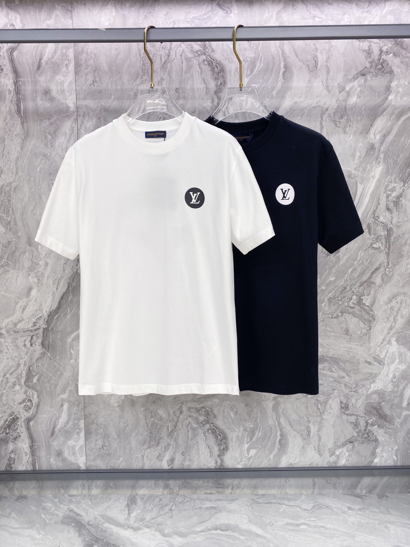 LV 2026ss 春夏新款首发专柜最新款短袖圆领T恤 高端订制 设计前卫时尚！品牌logo重工艺设计 
